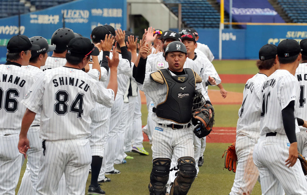 ロッテ対オリックス　オリックスに勝ち8連勝目を飾りエアータッチを交わす田村（右から3人目）らナイン（撮影・垰建太）