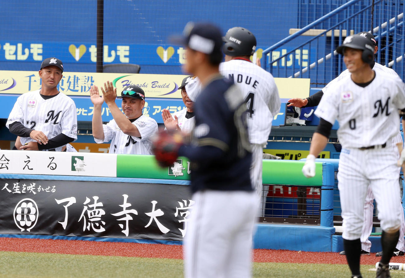 ロッテ対オリックス　4回裏ロッテ2死一、二塁、藤岡に勝ち越しの適時打に拍手する井口監督（左から2人目）（撮影・垰建太）