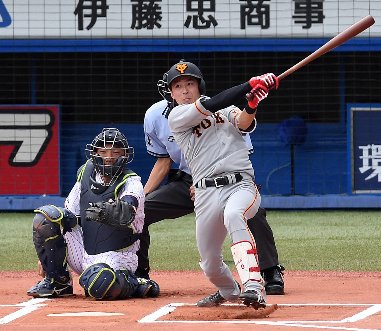 ヤクルト対巨人　1回表巨人無死、右前安打を放つ増田大（撮影・たえ見朱実）