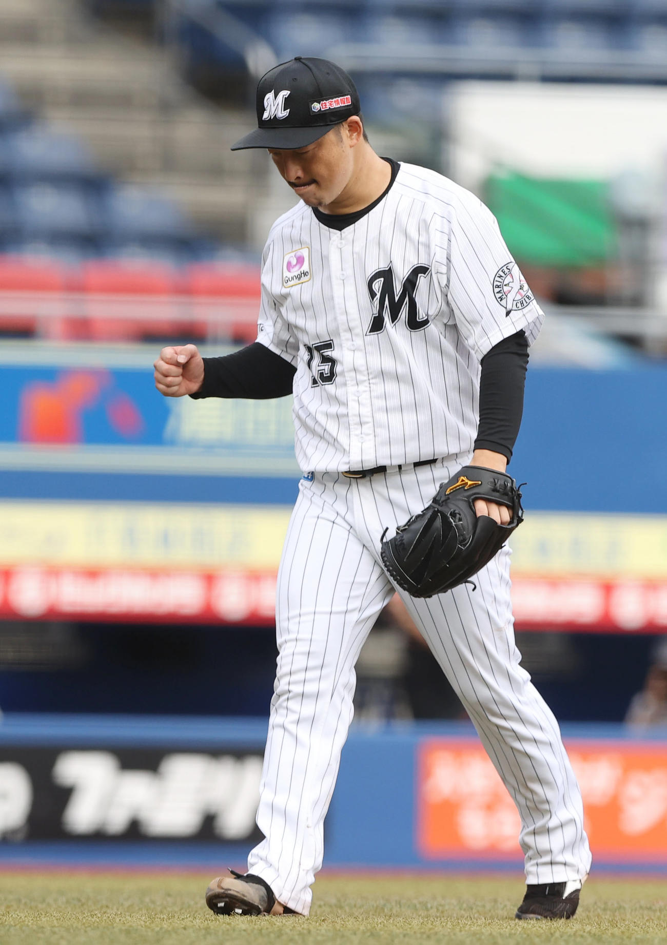 ロッテ対オリックス　7回表オリックス2死、中川を遊ゴロに仕留め三者凡退に抑えたロッテ先発の美馬は小さくガッツポーズ（撮影・垰建太）
