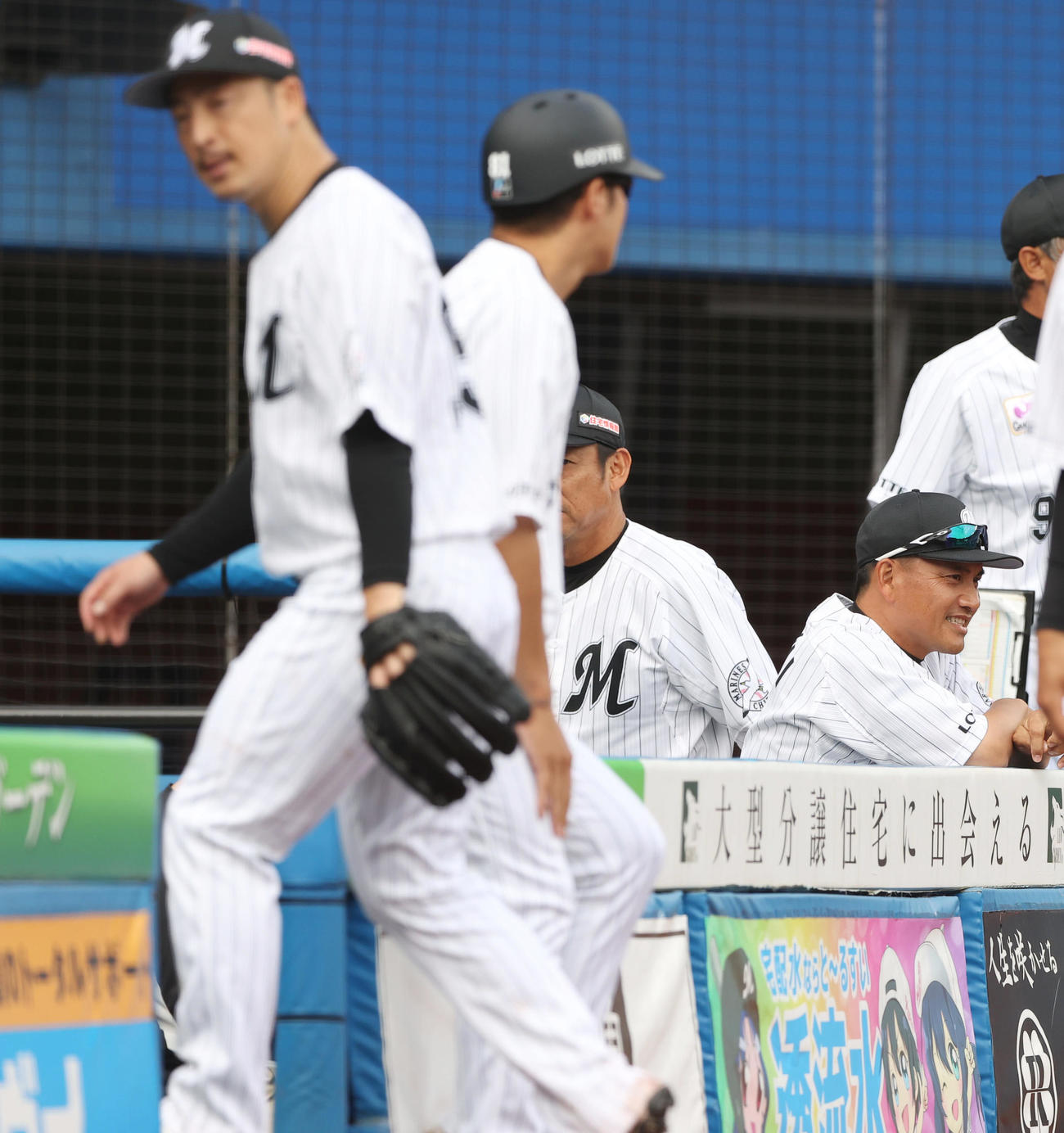 ロッテ対オリックス　7回表オリックス2死、中川を遊ゴロに仕留め三者凡退に抑えたロッテ先発の美馬（手前左）の奥で笑顔を見せる井口監督（撮影・垰建太）