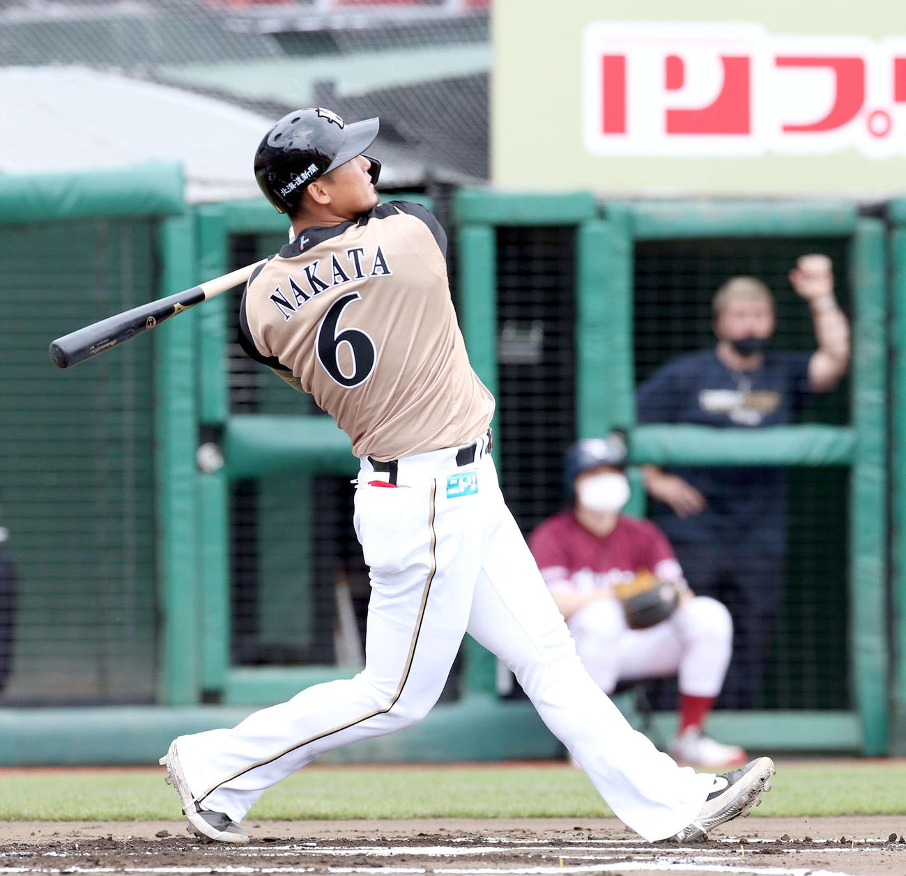 1回表日本ハム2死一塁、中田は先制となる左越え2点本塁打を放つ（撮影・佐藤翔太）