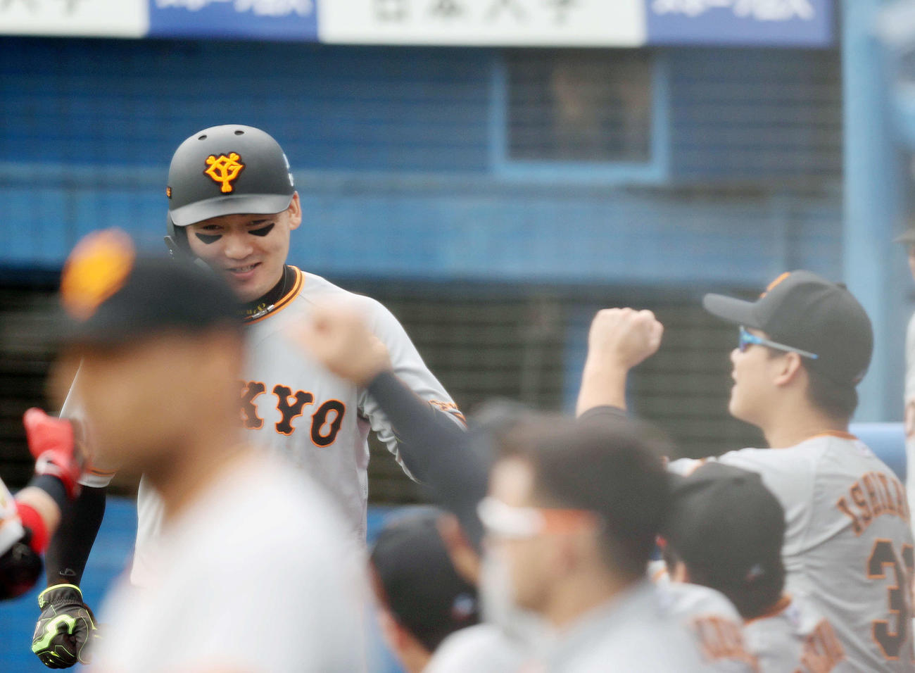 ヤクルト対巨人　2回表巨人2死一、二塁、岡本の適時打で生還し笑顔を見せる丸（撮影・河野匠）