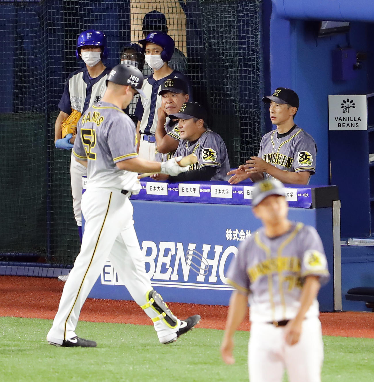 DeNA対阪神　4回表阪神1死一、二塁、サンズ（手前左）が見逃し三振に倒れ、さえない表情の矢野監督（右）（撮影・浅見桂子）