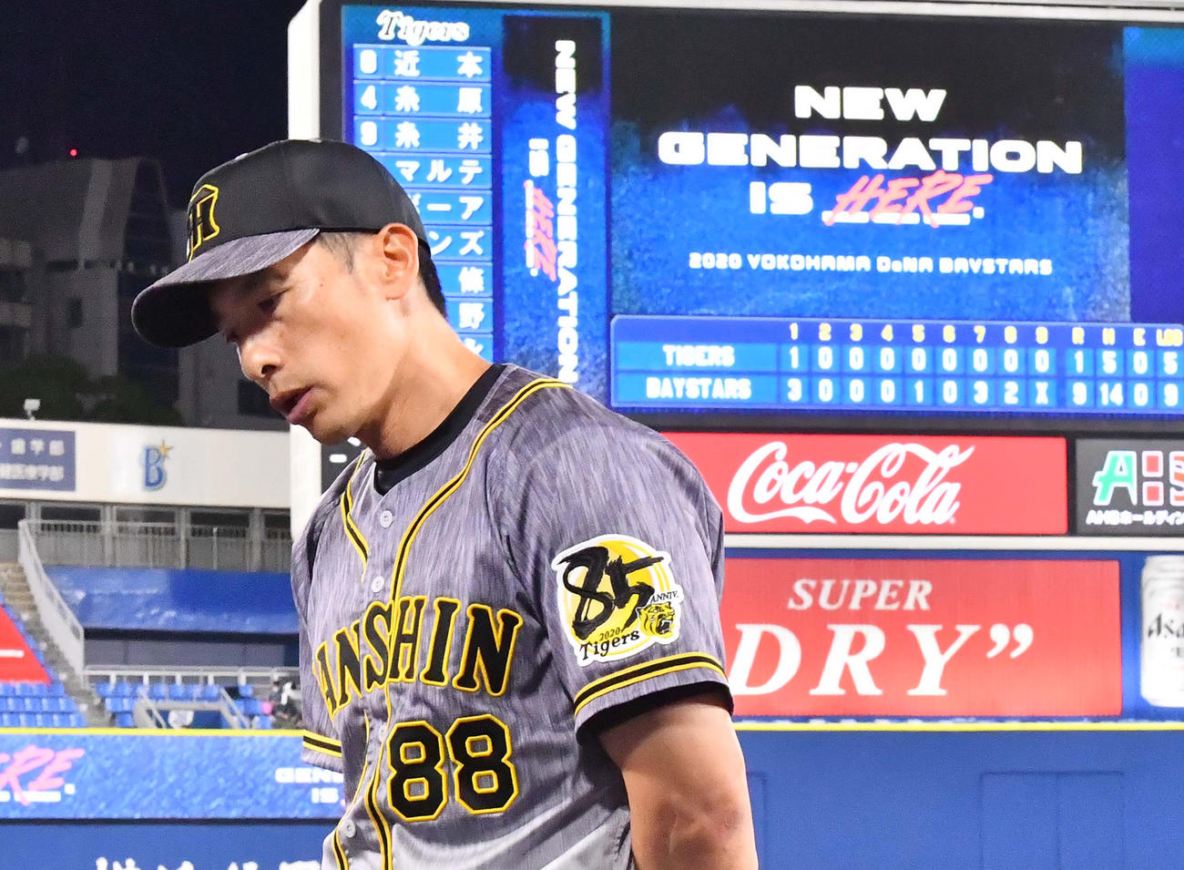 DeNAに負け越し、スコアボードを背に取材に応じる矢野燿大監督（撮影・上田博志）
