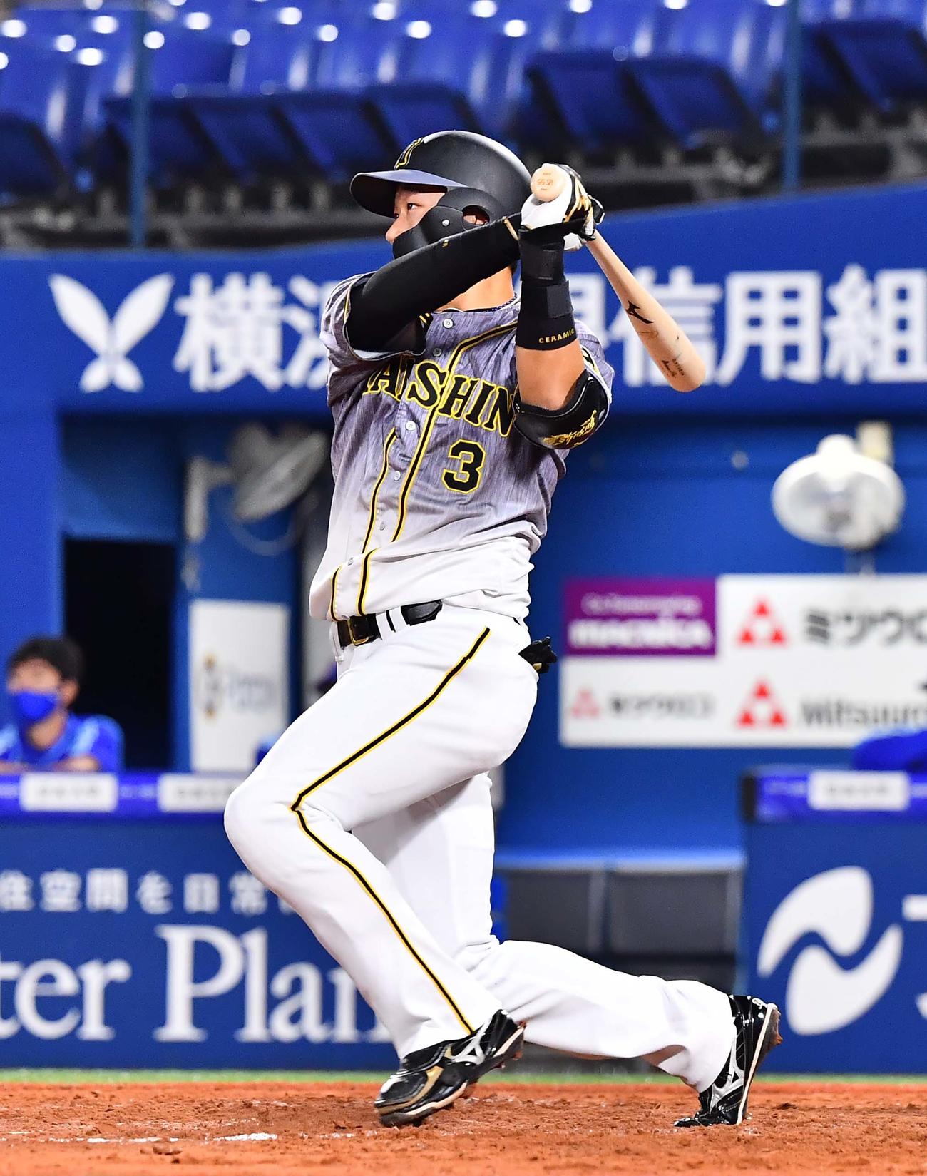 DeNA対阪神　8回表阪神1死、左中間へ二塁打を放つ大山悠輔（撮影・上田博志）
