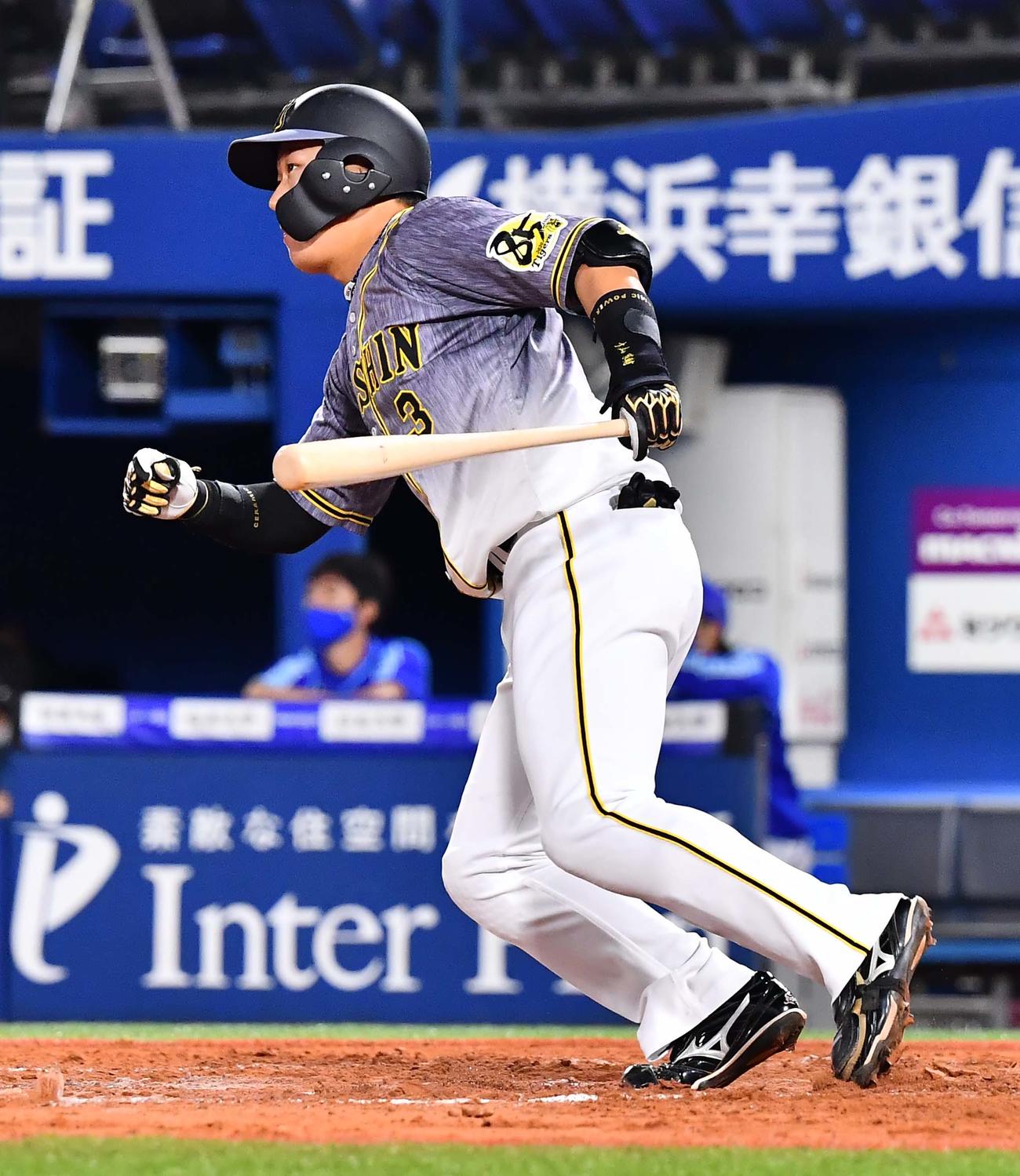 DeNA対阪神　8回表阪神1死、左中間へ二塁打を放つ大山悠輔（撮影・上田博志）