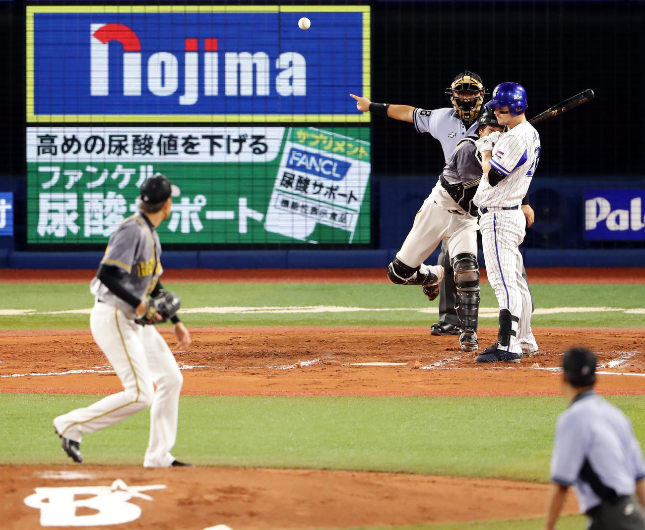 DeNA対阪神　6回裏DeNA2死一塁、一塁走者梶谷の二塁盗塁を阻止する梅野（撮影・浅見桂子）