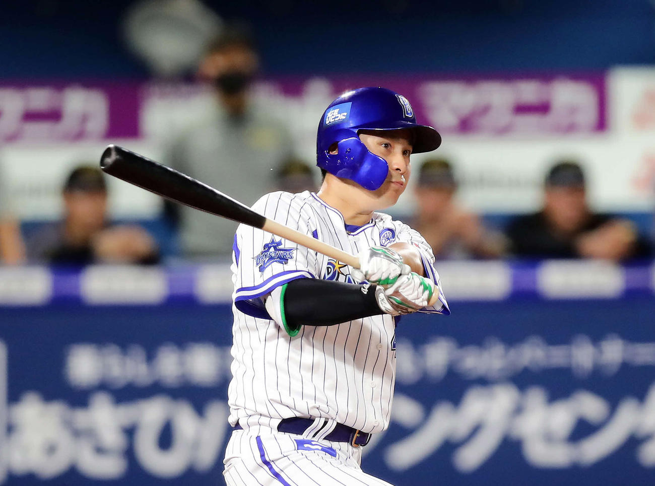 5回裏DeNA1死一塁、佐野は右翼線に二塁打を放つ（撮影・丹羽敏通）