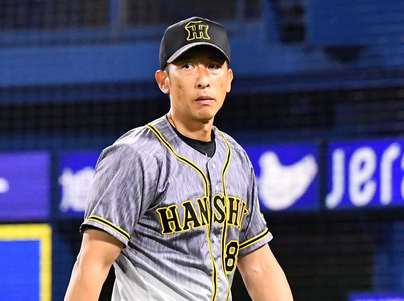 DeNA対阪神　選手交代を告げる矢野監督（撮影・上田博志）