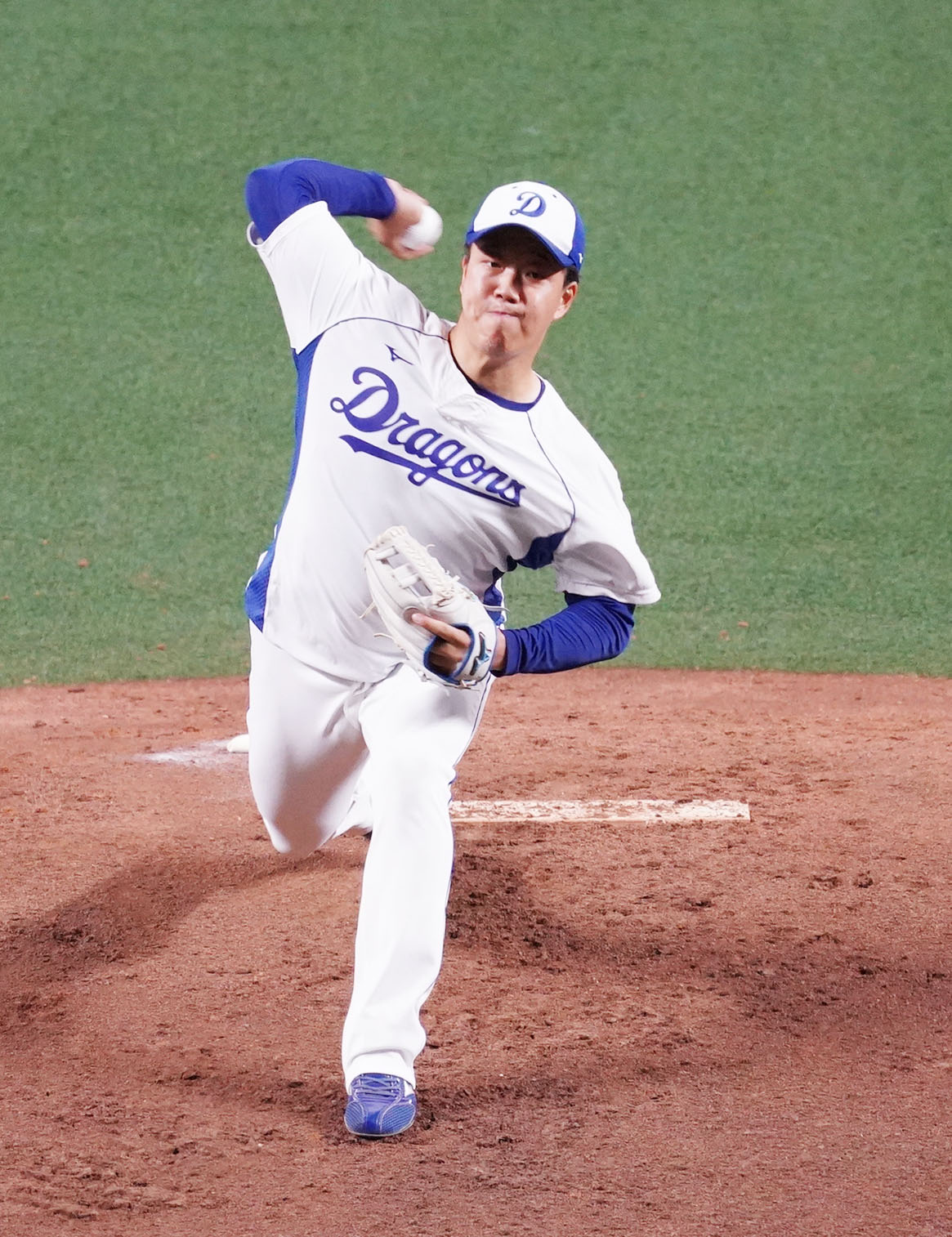 ナゴヤドームのマウンドを使用し投球練習をする中日柳裕也（撮影・森本幸一）