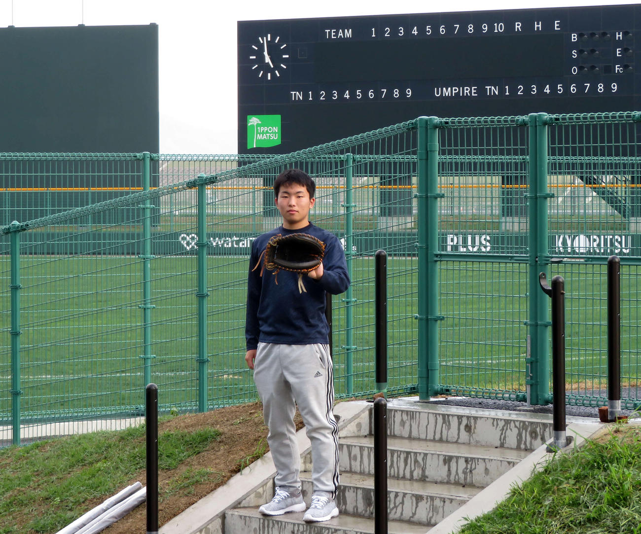ロッテ佐々木朗とバッテリーを組んだ及川さん。復興が進む地元陸前高田には新球場が完成した（撮影・金子真仁）