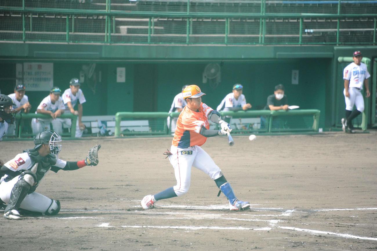 新潟対群馬　6回裏2死満塁、新潟の1番菊地が左前2点適時打を放ち2－3