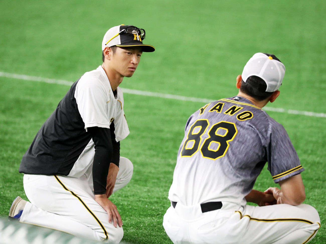 21日、練習中に矢野監督（右）と話し込む近本