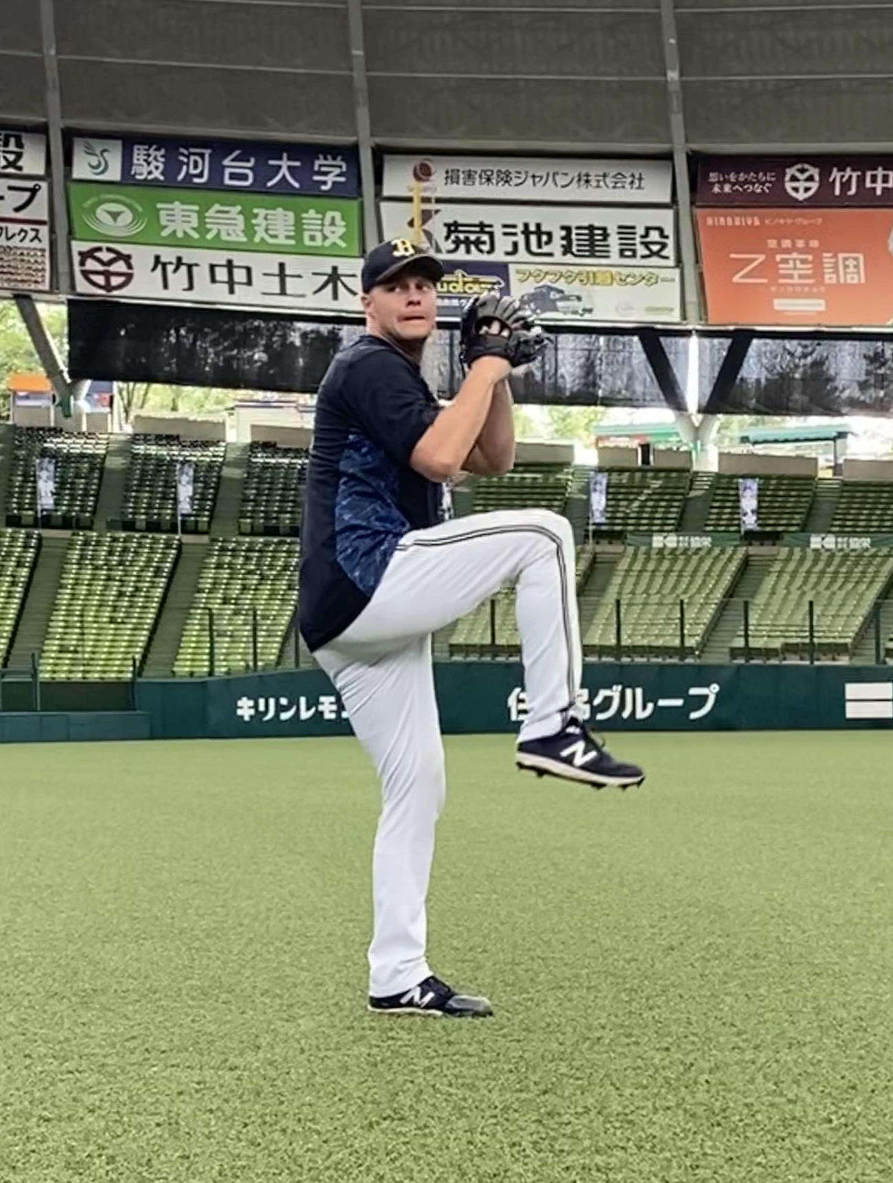 先発登板を翌日に控え練習するオリックス・アルバース（球団提供）