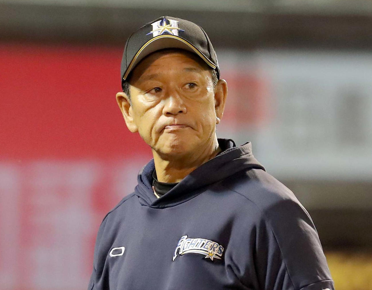 楽天対日本ハム　選手交代を告げベンチに戻る日本ハム栗山監督（撮影・佐藤翔太）