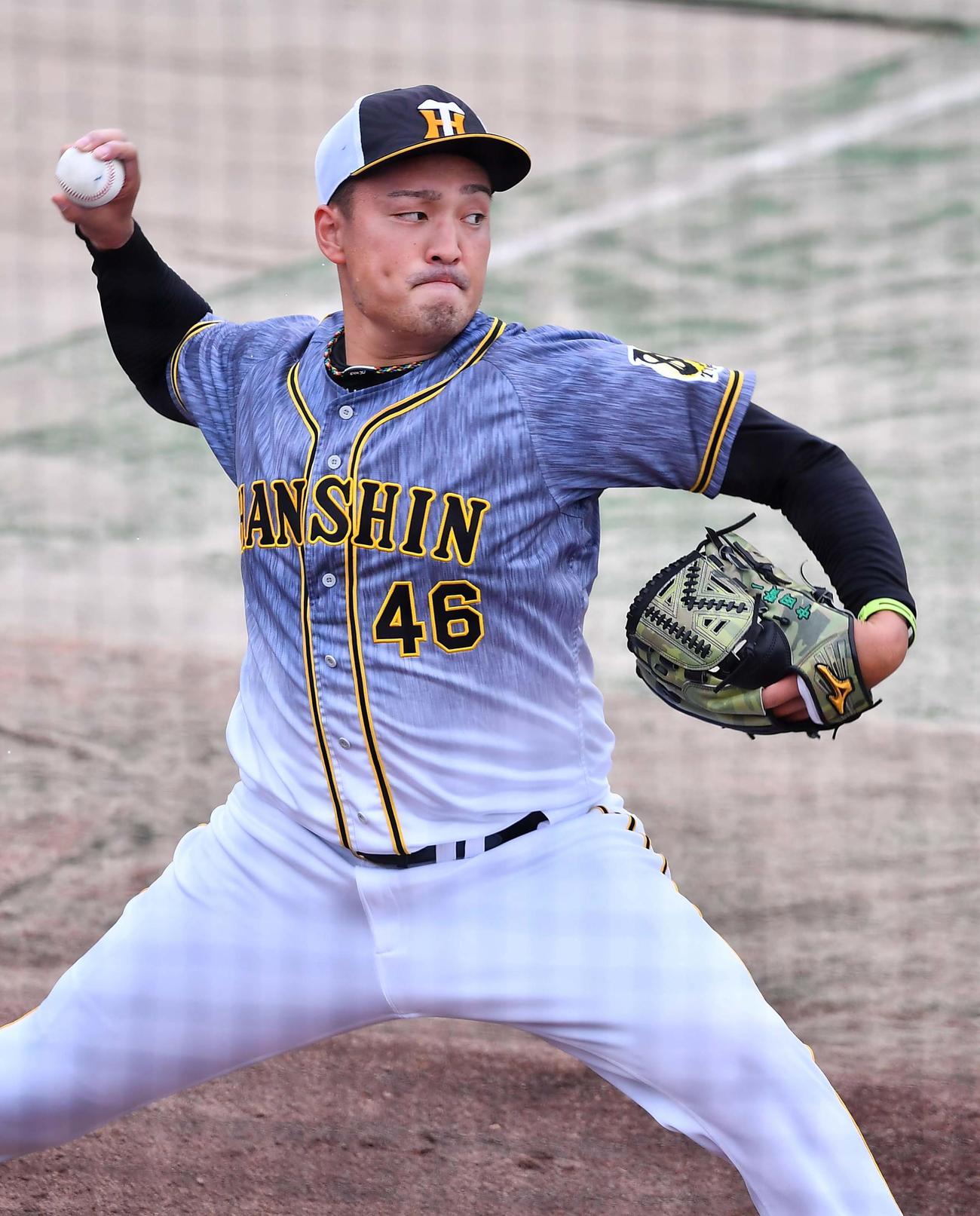 ブルペンでカットボールを投げる秋山拓巳（撮影・上田博志）