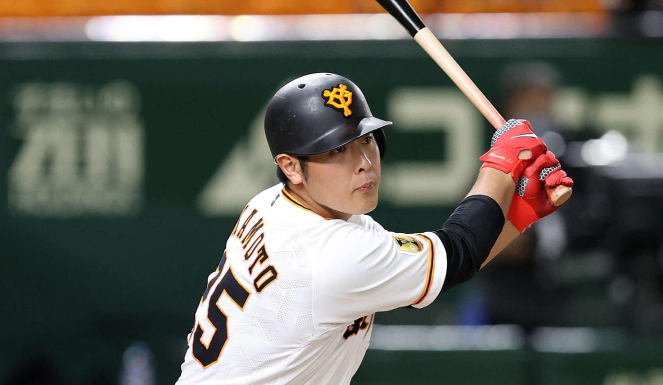 巨人対DeNA　6回裏巨人1死一、二塁、右適時打を放つ岡本（撮影・鈴木正人）