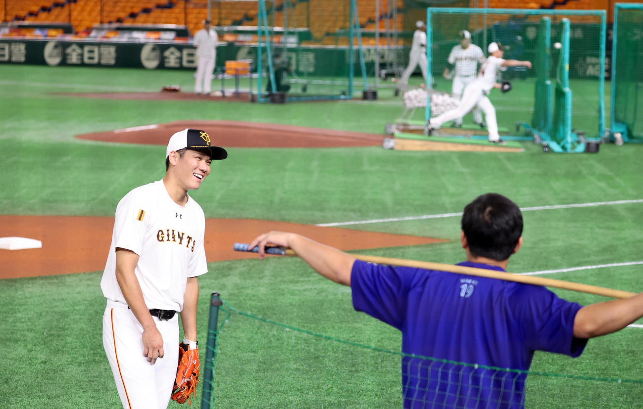 巨人対DeNA　試合前、笑顔で言葉を交わす巨人坂本（左）とDeNA山崎（撮影・大野祥一）