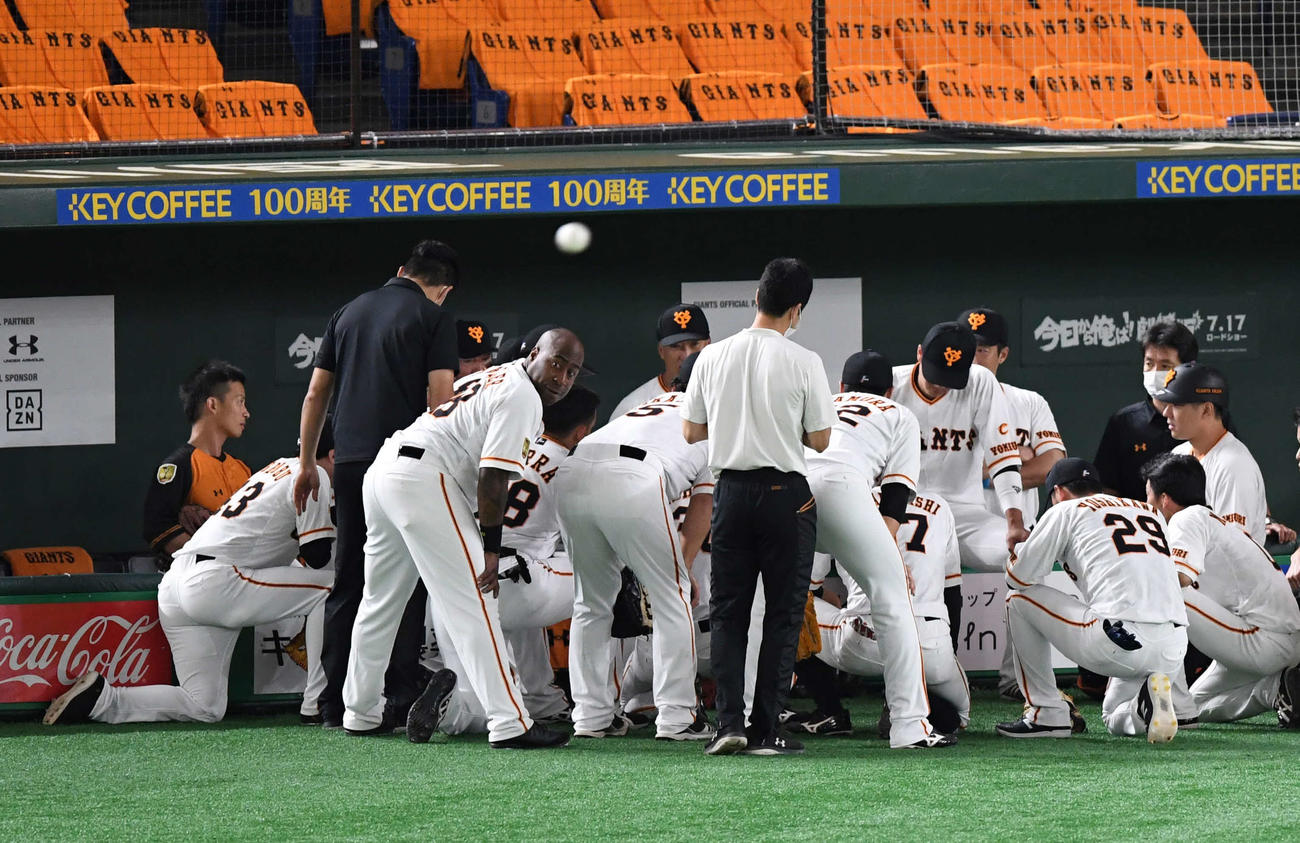 巨人対DeNA　試合前の円陣に参加する巨人ウィーラー（撮影・山崎安昭）