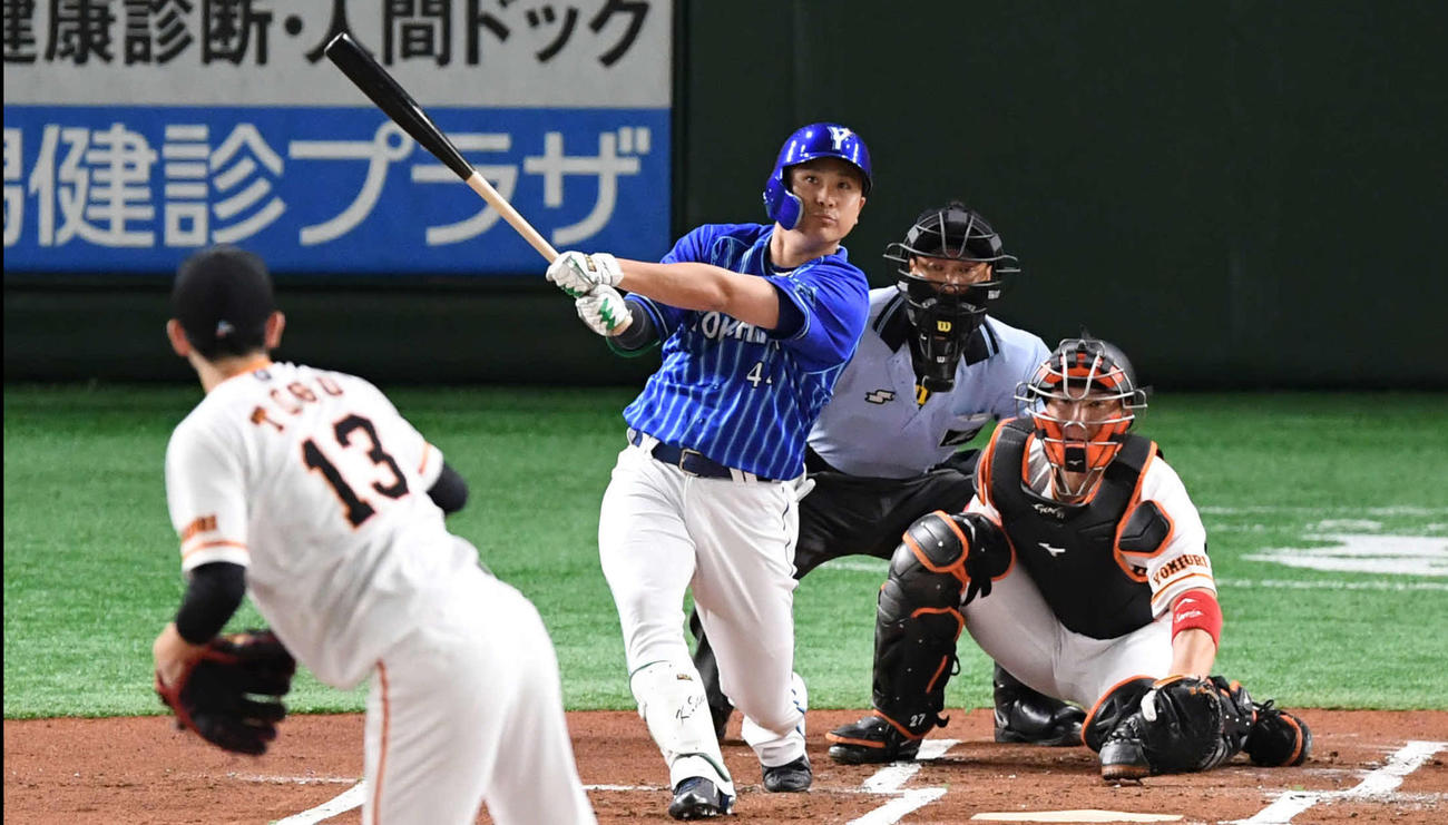 巨人対DeNA　1回表DeNA無死二、三塁、佐野は中犠飛を放つ。投手戸郷（撮影・山崎安昭）