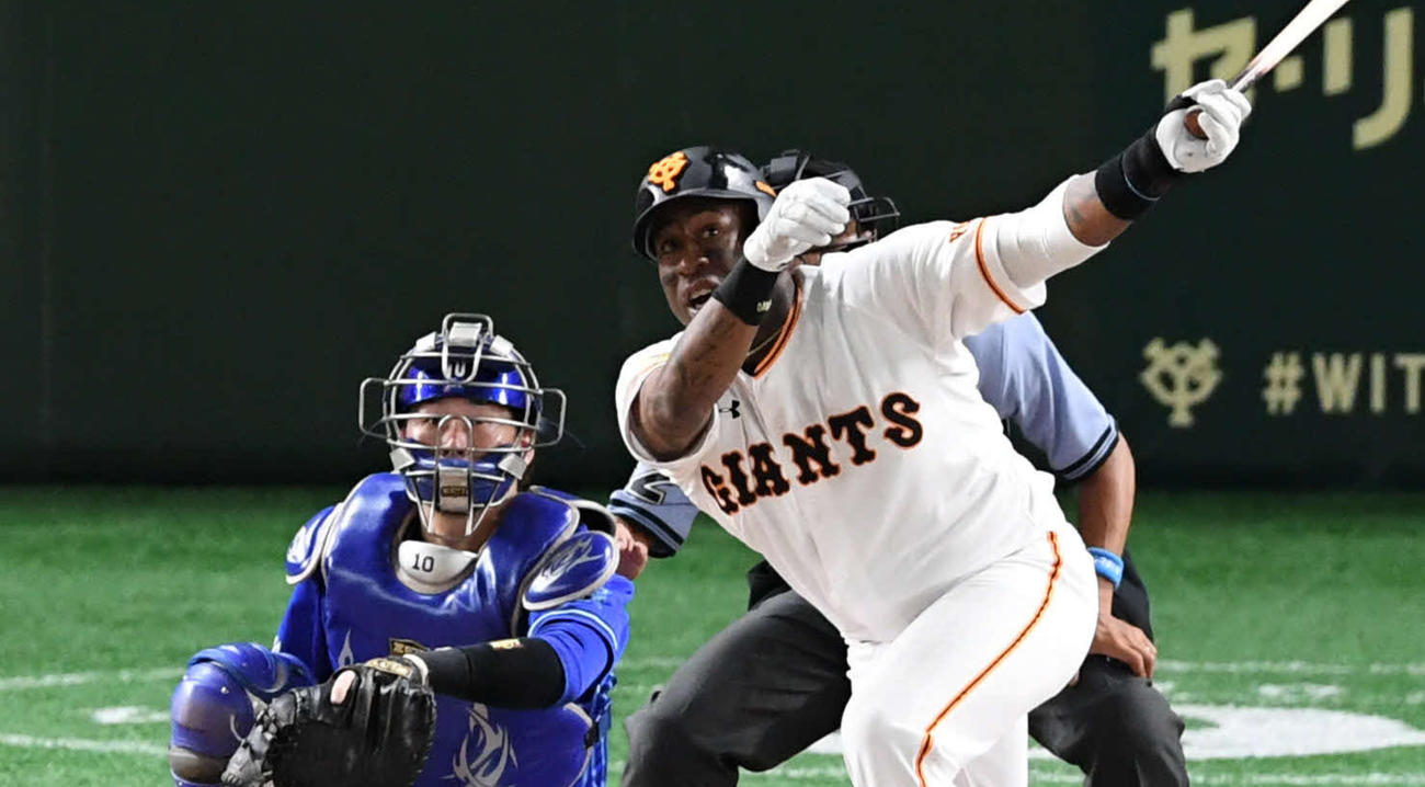 巨人対DeNA　2回裏巨人2死、ウィーラーは中飛に倒れる（撮影・山崎安昭）