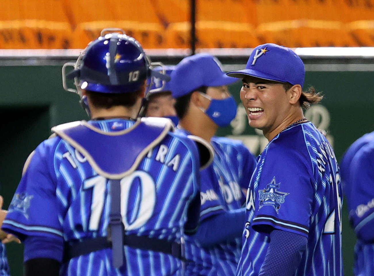 巨人対DeNA　4回裏、巨人の攻撃を抑え笑顔を見せるDeNA浜口（右）（撮影・鈴木正人）