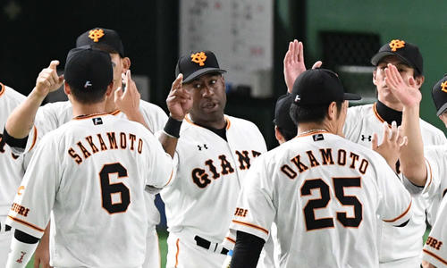 巨人対DeNA　巨人ウィーラー（中央）はチームメートとエアタッチで勝利を喜ぶ（撮影・山崎安昭）