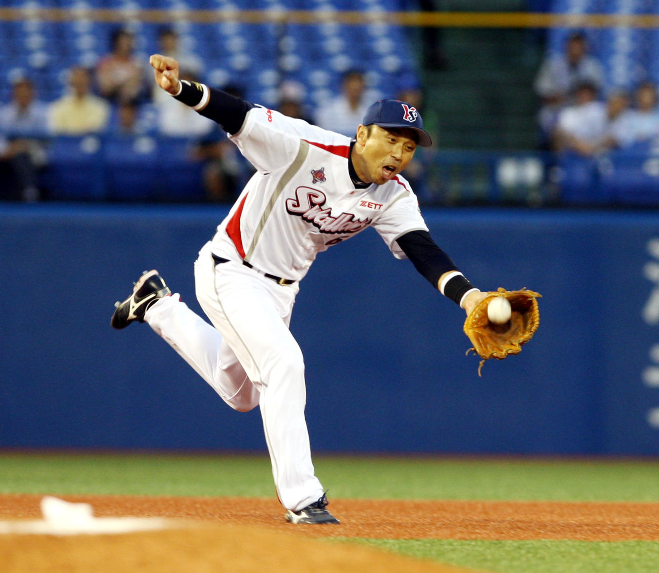 三塁を守るヤクルト宮本（09年8月11日撮影）