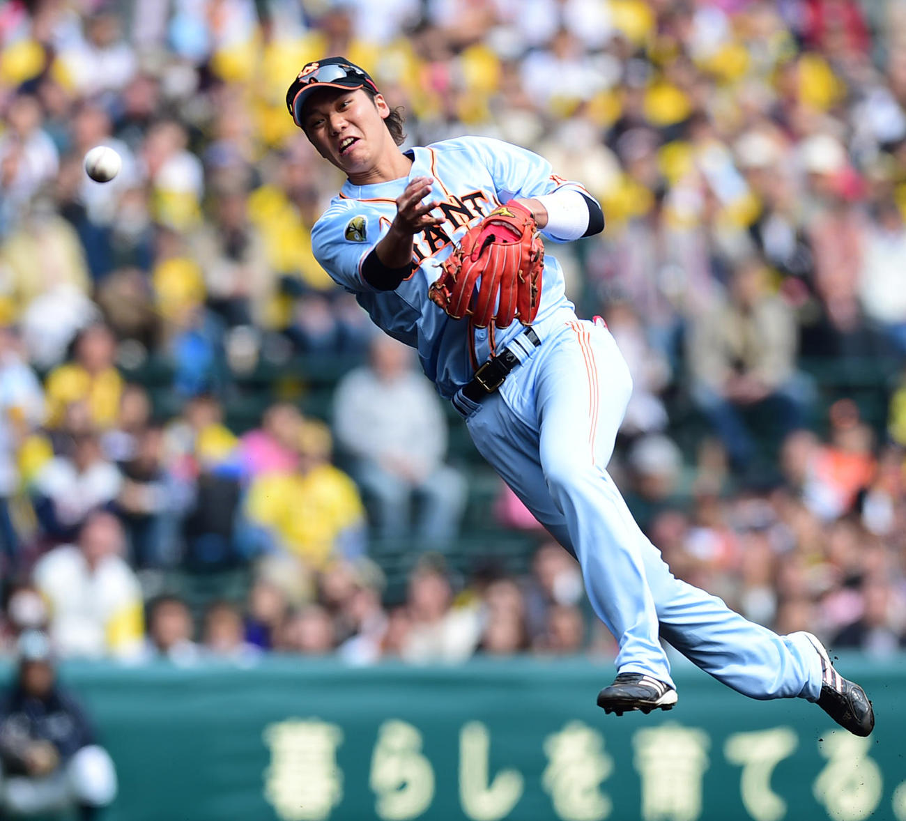 ボテボテのゴロを素早く処理しアウトにする巨人坂本（14年4月12日撮影）