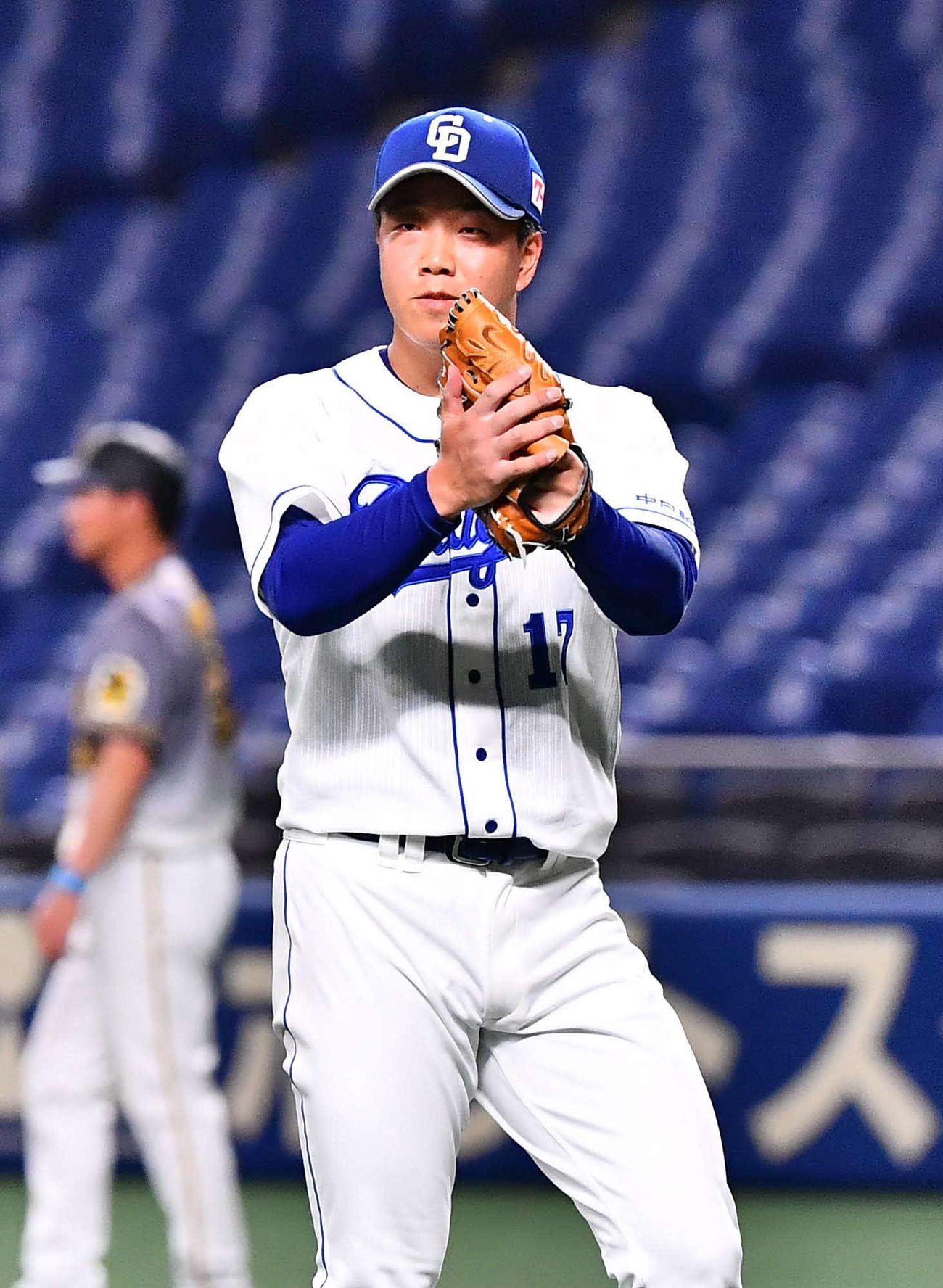 中日対阪神　4回表阪神1死一、二塁、ジェリー・サンズを併殺打に打ち取りグラブを叩いて喜ぶ柳裕也（撮影・上田博志）