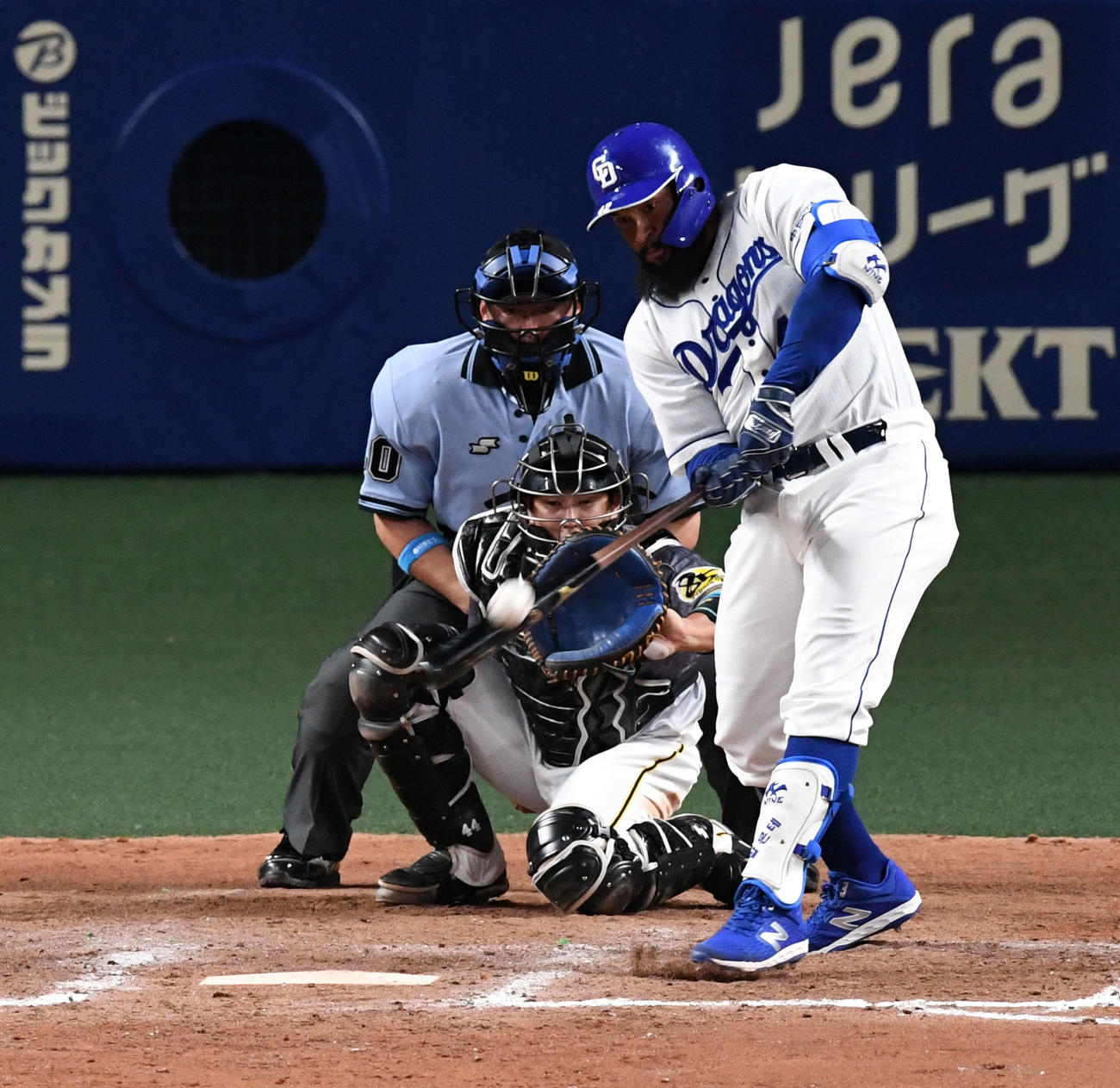 中日対阪神　7回裏中日1死満塁、左越え満塁本塁打を放つアルモンテ（撮影・前岡正明）