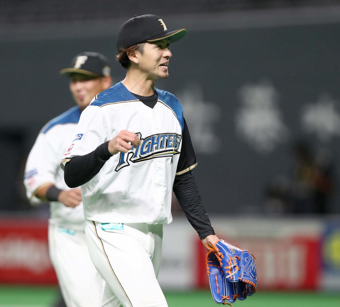 日本ハム対ソフトバンク　5回を投げ終え笑顔で引き揚げる上沢（撮影・黒川智章）