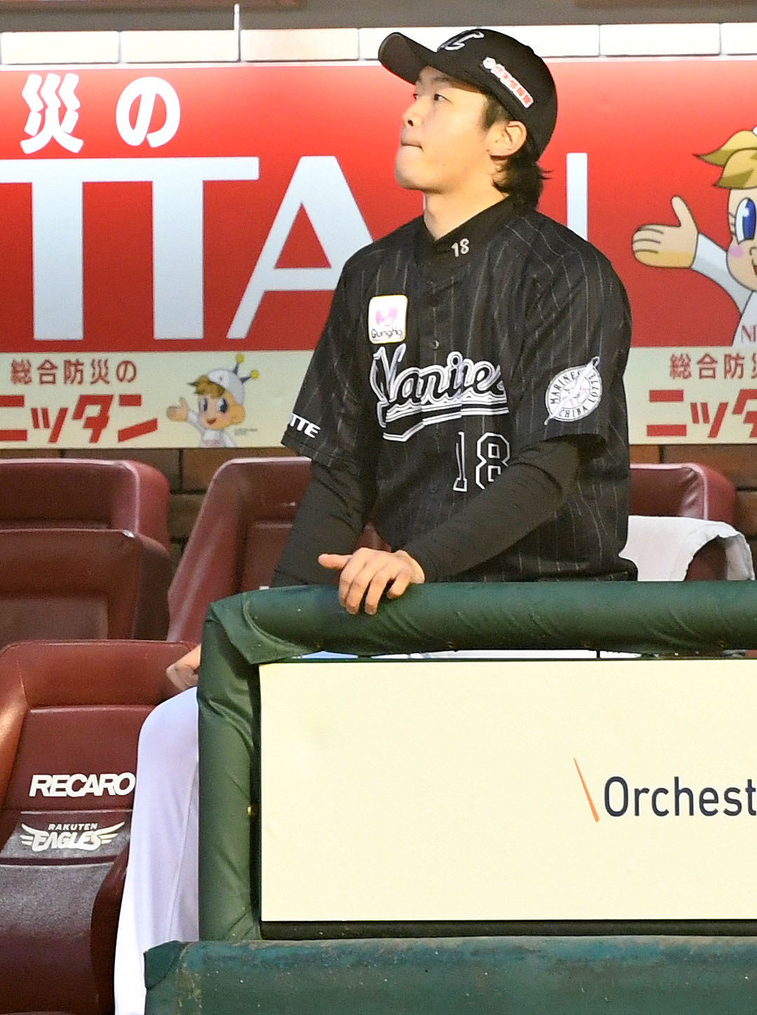 楽天対ロッテ　2回裏途中でマウンドを下り唇をかみしめるロッテ二木（撮影・横山健太）