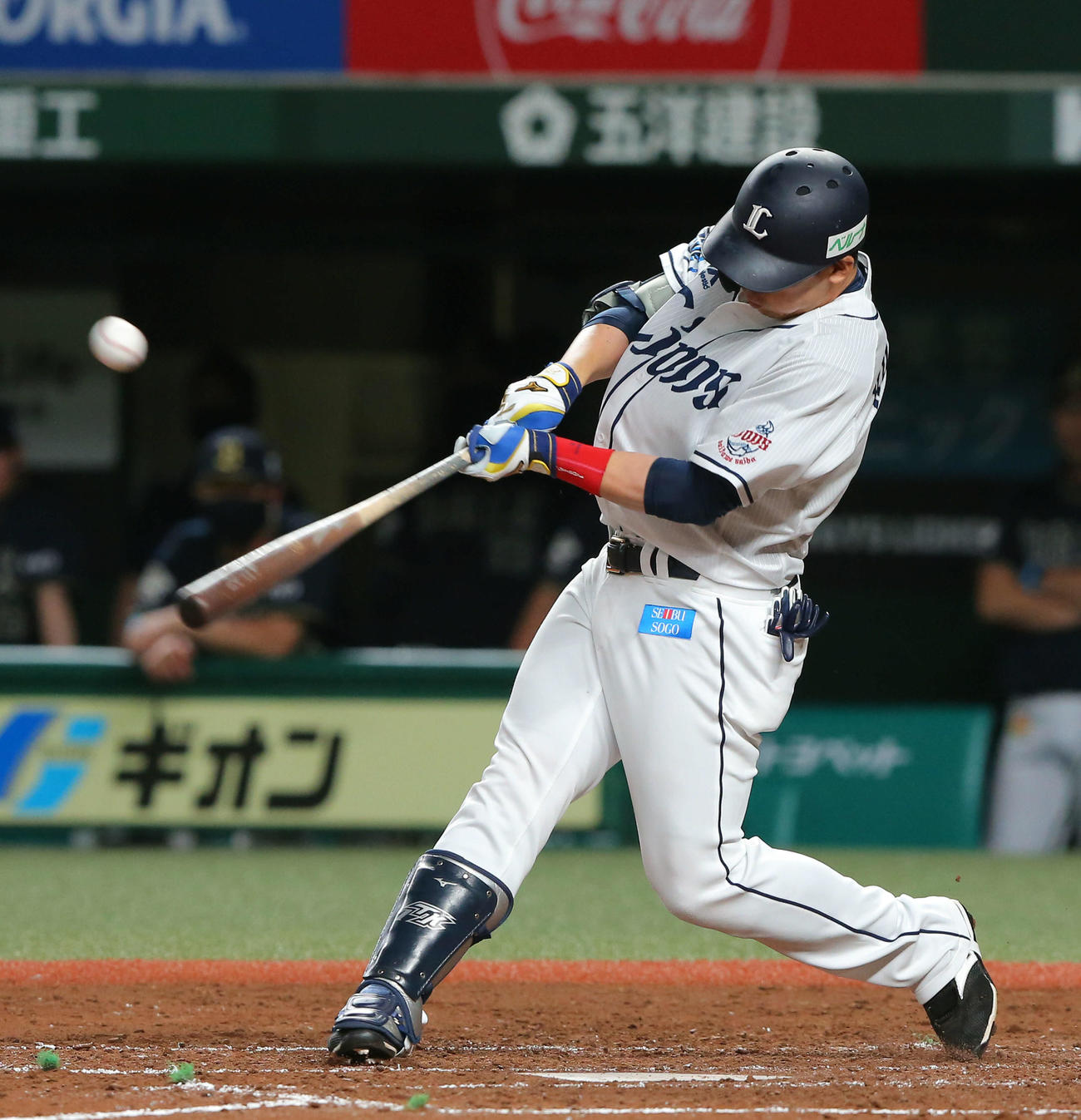 西武対オリックス　4回裏西武2死満塁、先制の中前2点適時打を放つ栗山（撮影・河田真司）