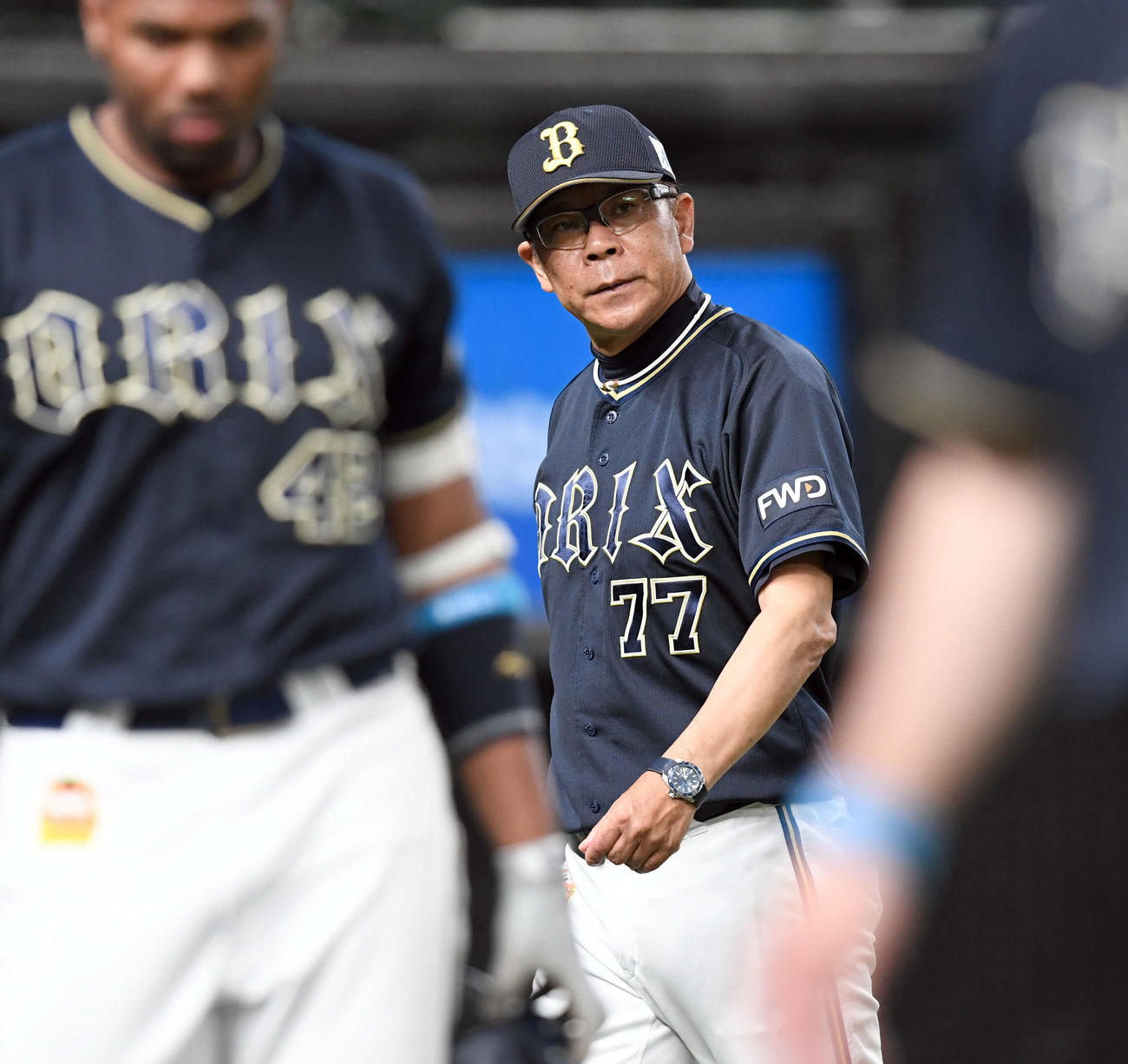 西武対オリックス　8回、選手の交代を告げベンチに戻るオリックス西村監督（撮影・たえ見朱実）