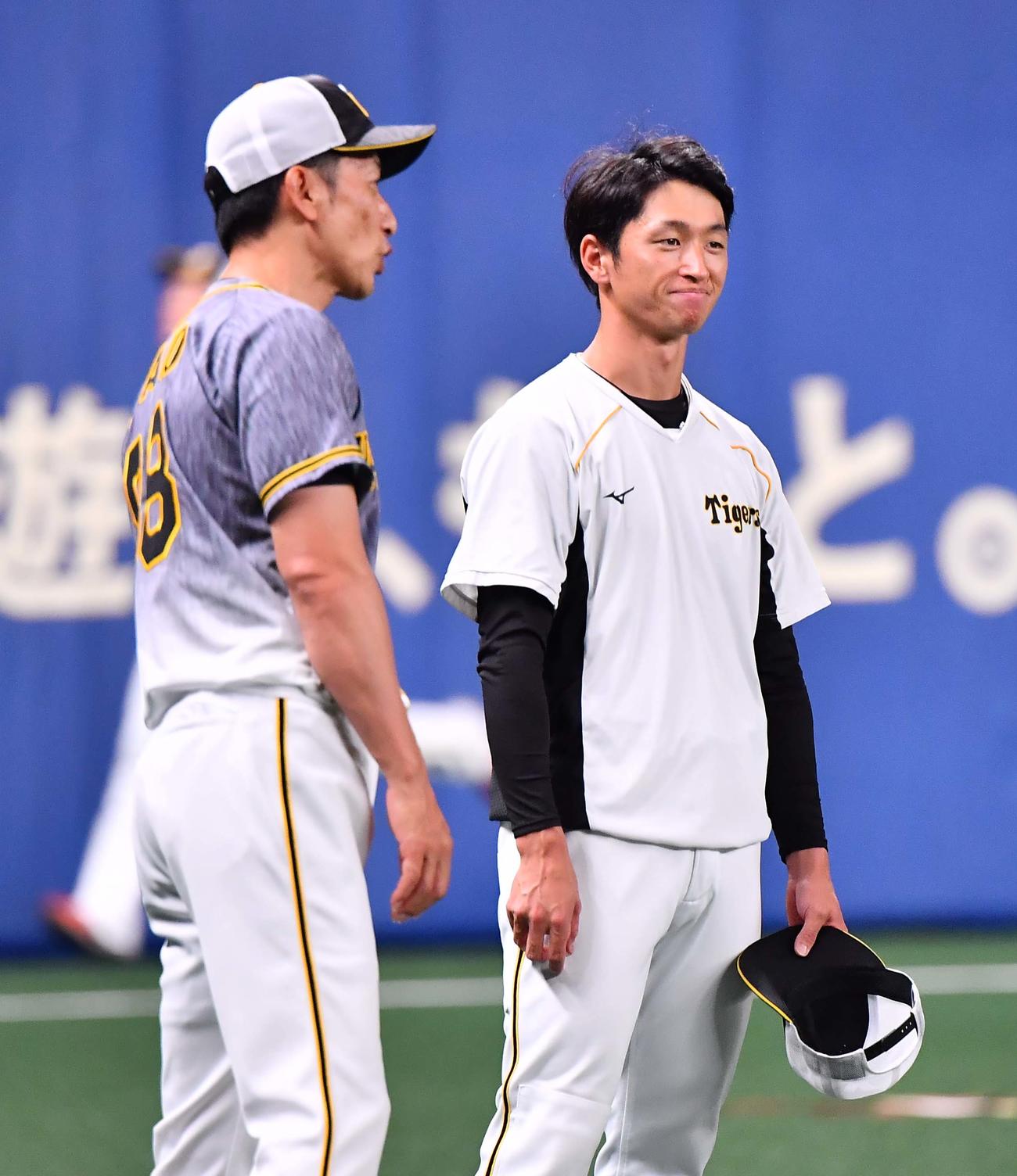 阪神矢野監督（左）と放つ近本（撮影・上田博志）