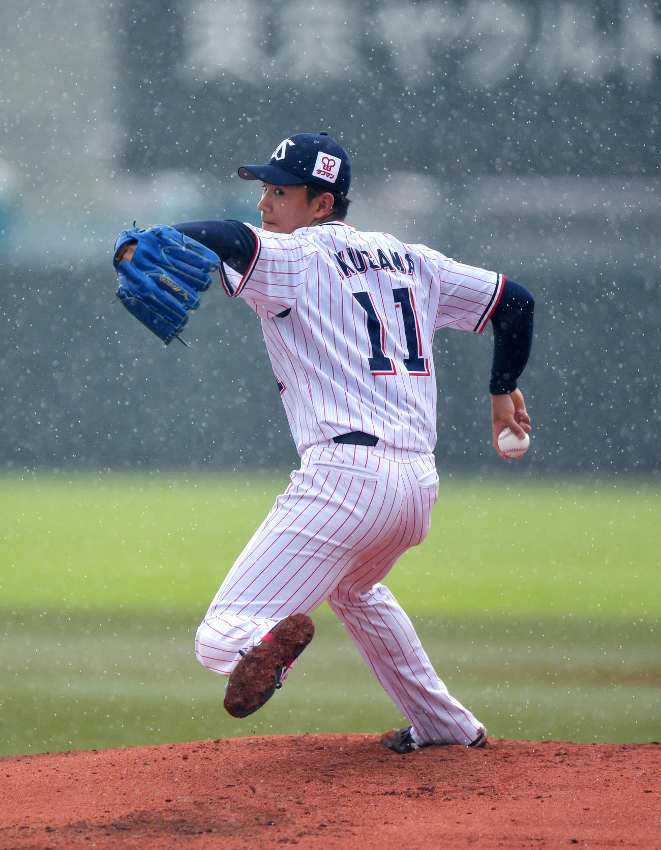雨の中、イースタン・リーグのロッテ戦に先発して1回無失点のヤクルト奥川（球団提供）