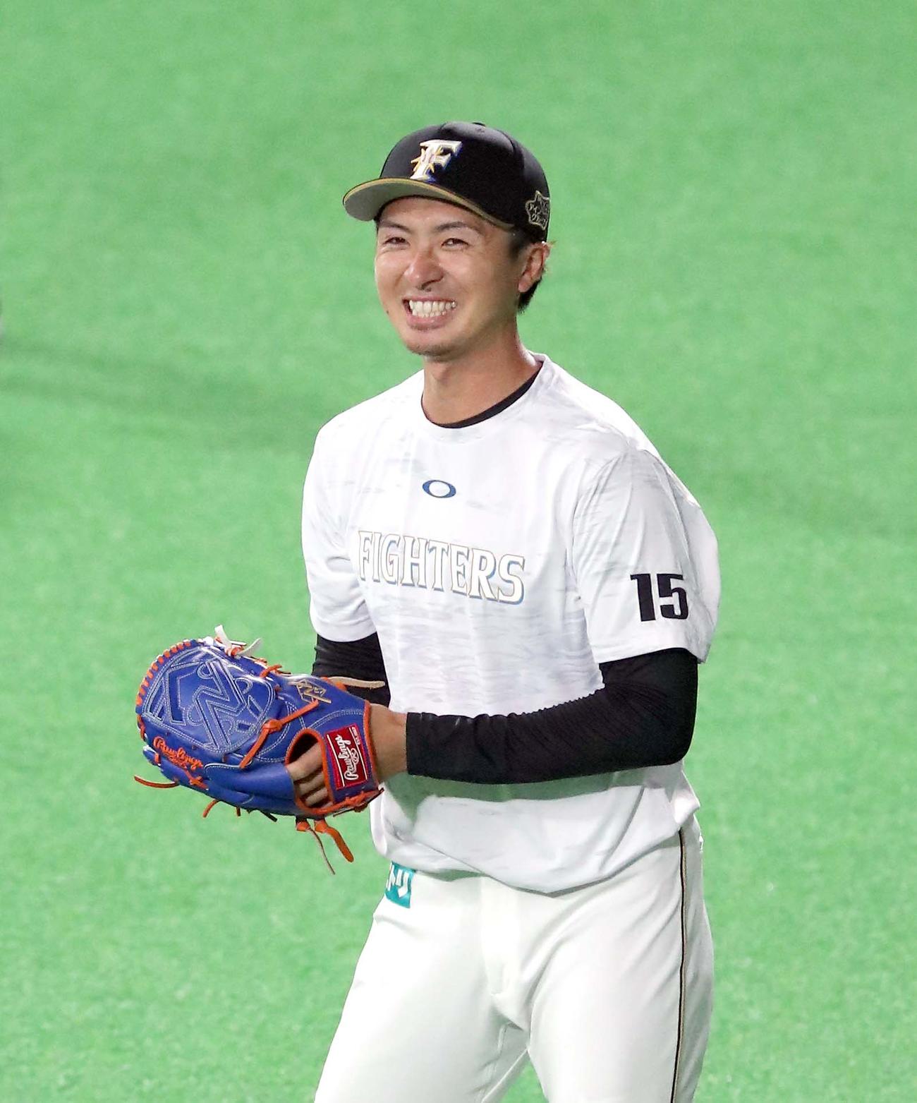 日本ハム対ソフトバンク　試合前、笑顔でキャッチボールをする日本ハム上沢（撮影・佐藤翔太）