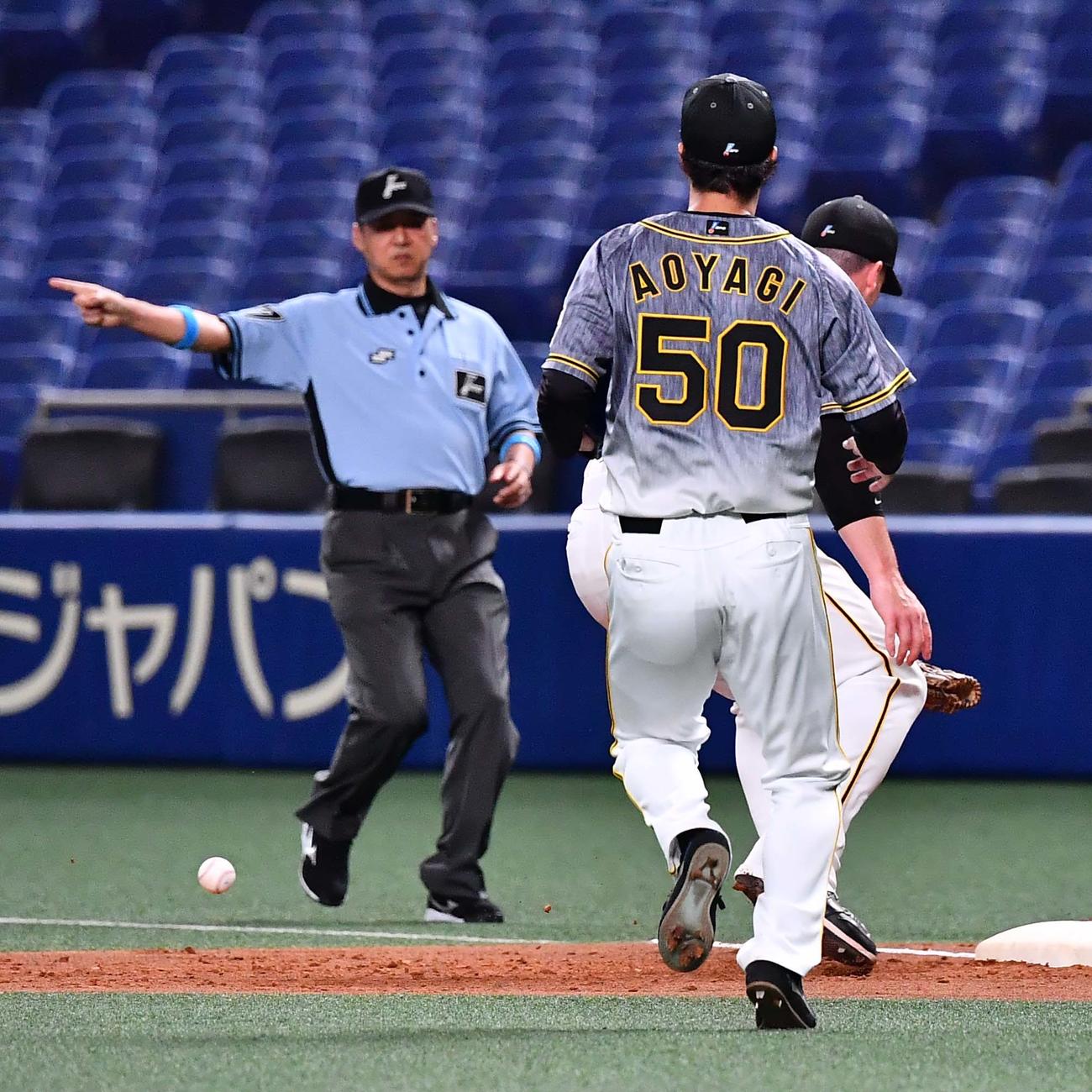 中日対阪神　2回裏中日1死、高橋周平のゴロを後逸するジャスティン・ボーア（撮影・上田博志）