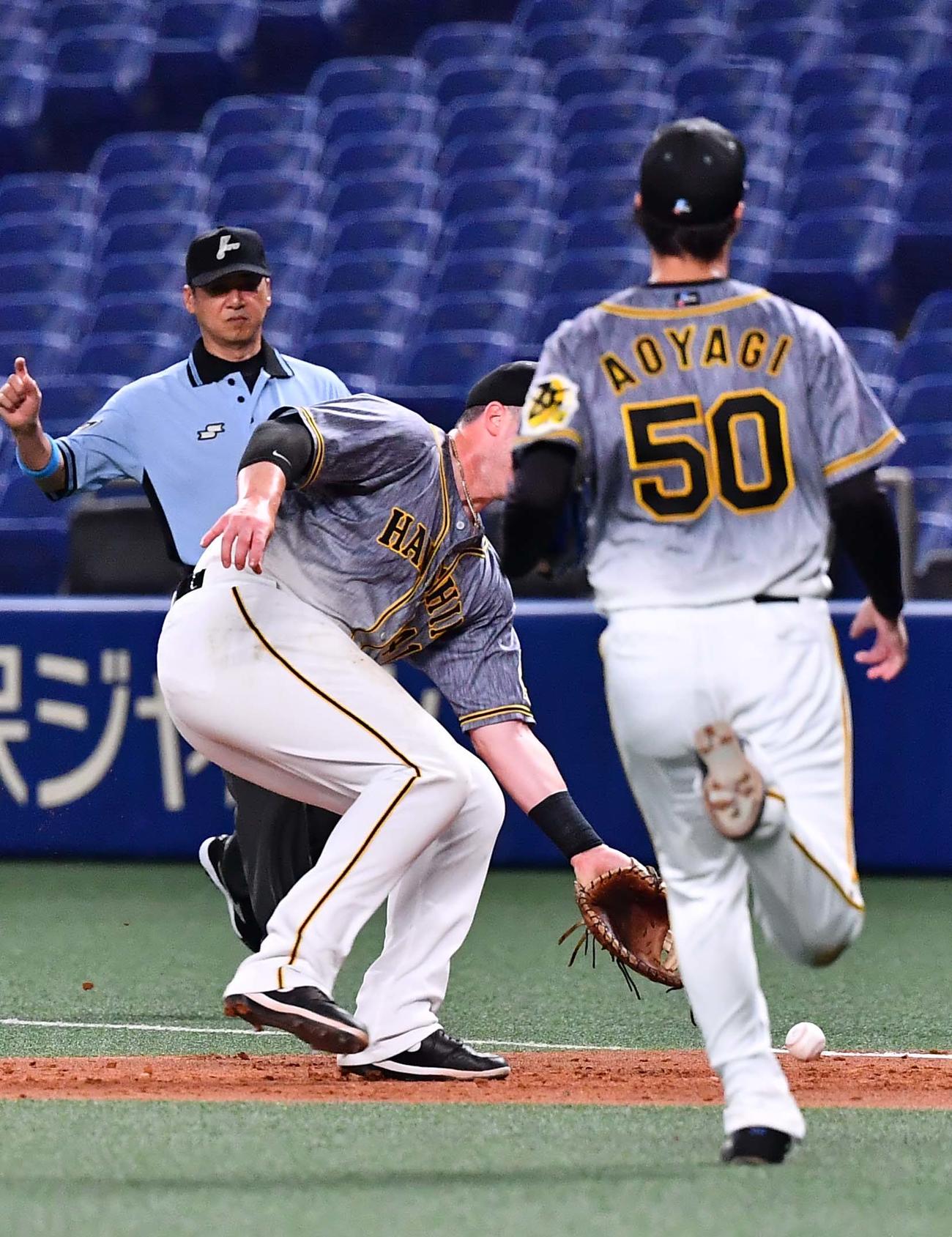 中日対阪神　2回裏中日1死、高橋周平のゴロを後逸するジャスティン・ボーア（撮影・上田博志）
