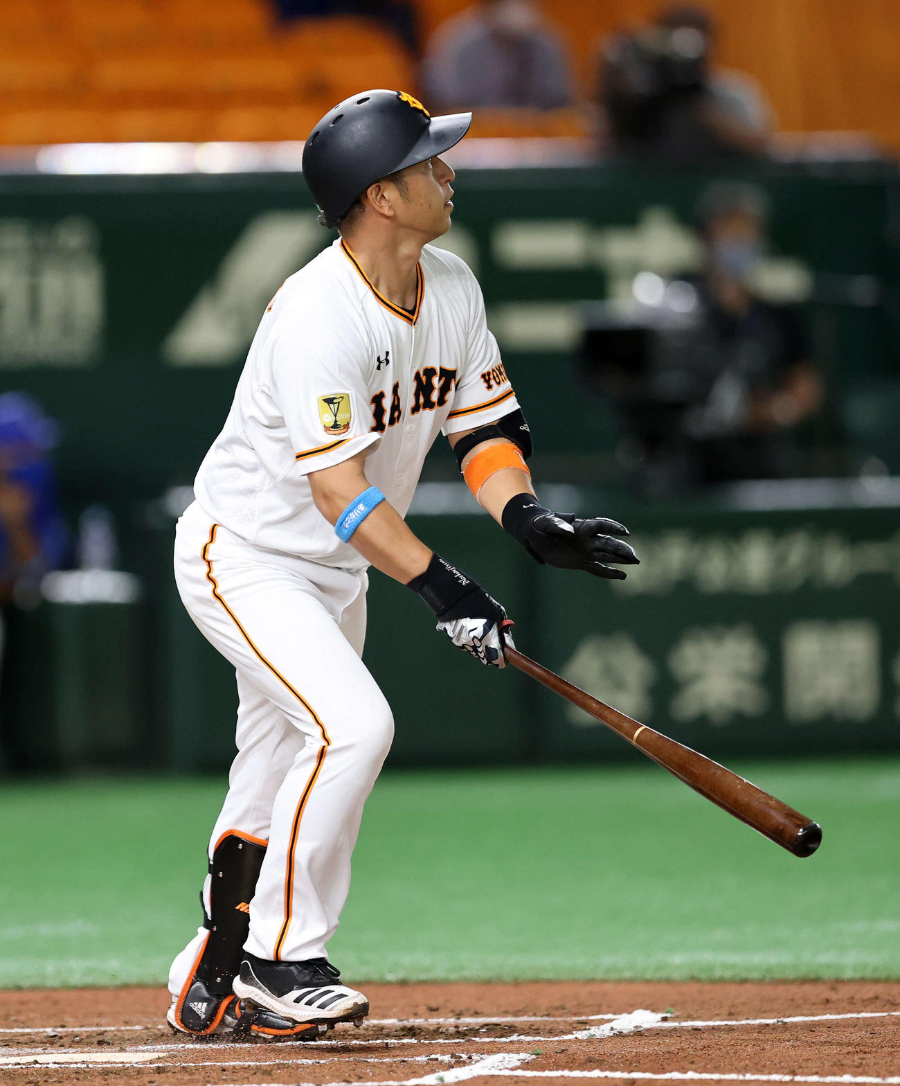 巨人対DeNA　2回裏巨人1死、中島は左中間本塁打を放つ（撮影・鈴木正人）