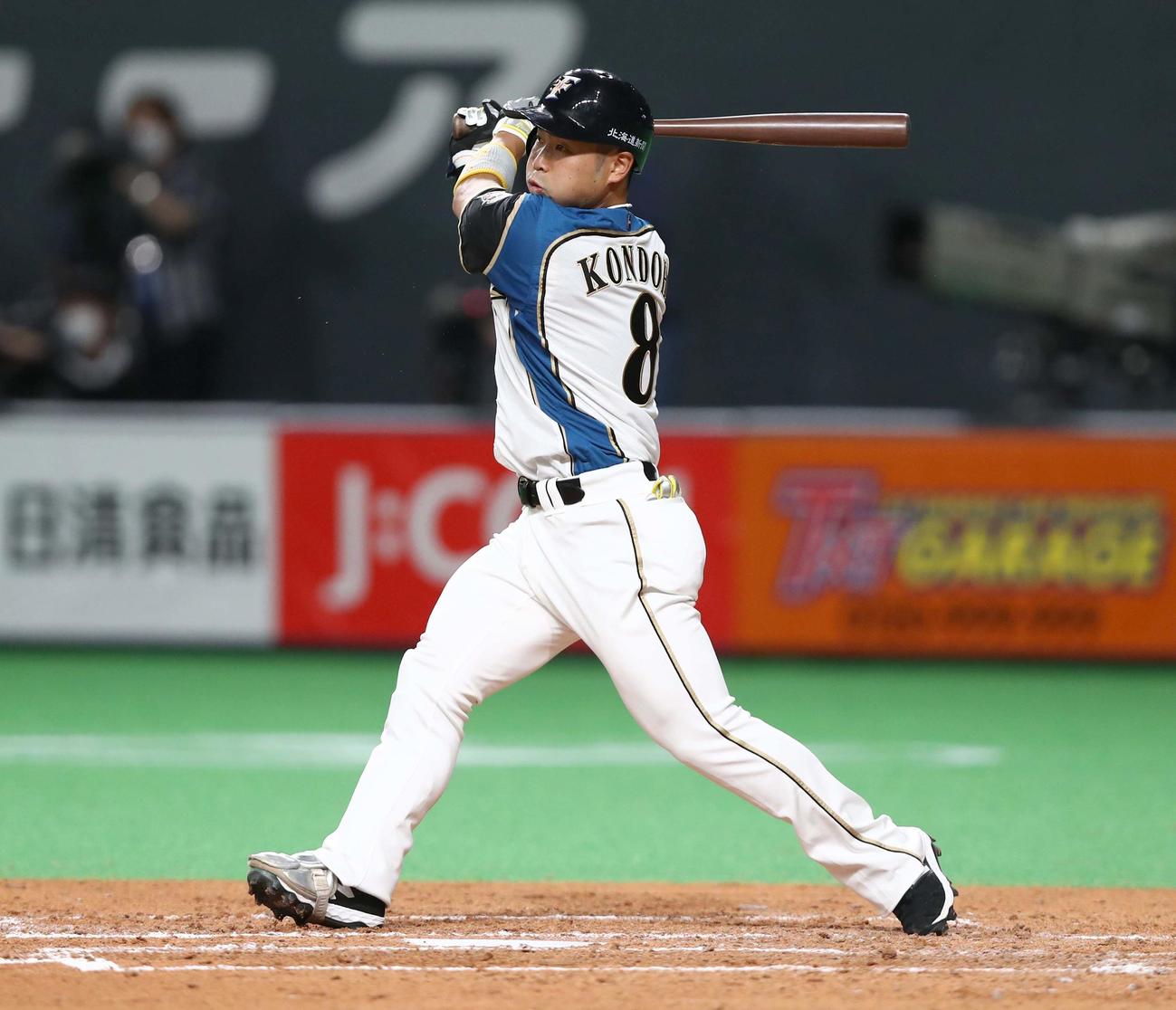 日本ハム対ソフトバンク　4回裏日本ハム1死一塁、左中間に適時二塁打を放つ近藤（撮影・黒川智章）