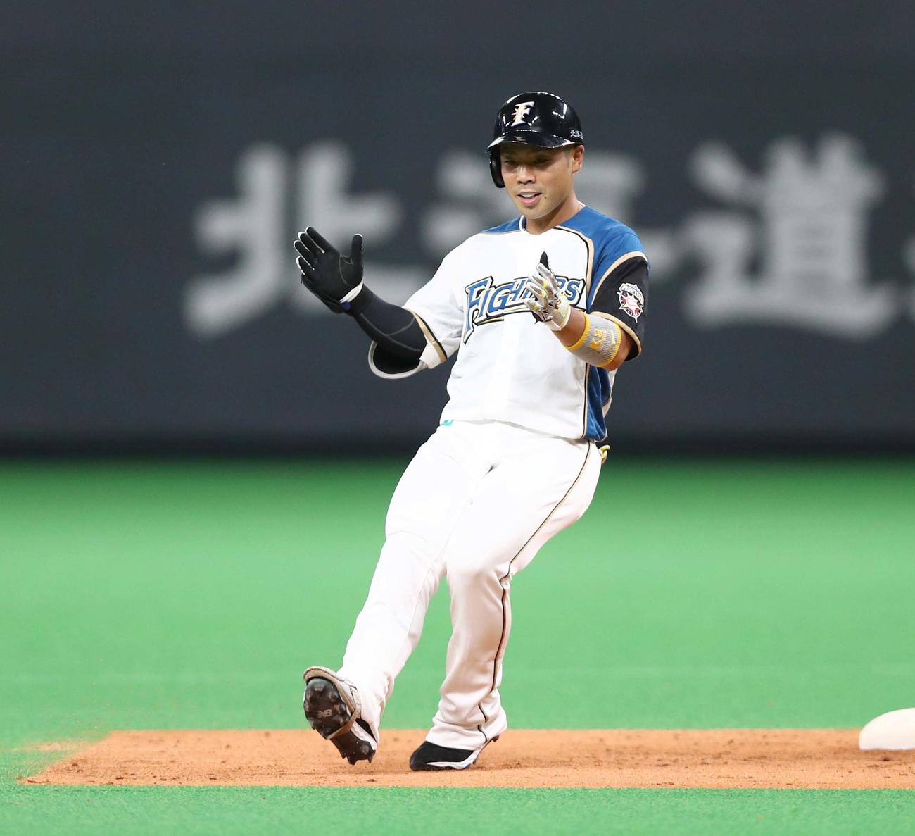 日本ハム対ソフトバンク　4回裏日本ハム1死一塁、左中間に適時二塁打を放ち手をたたく近藤（撮影・黒川智章）