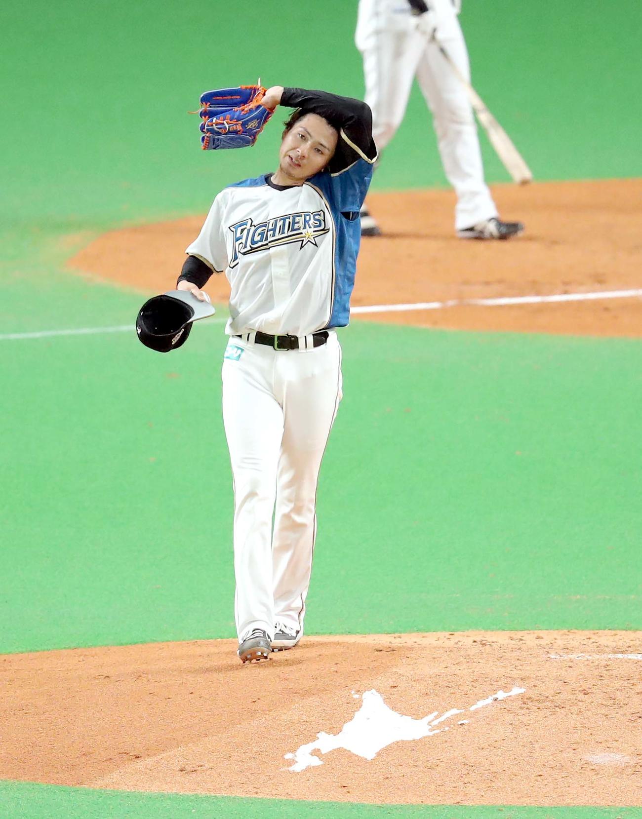 日本ハム対ソフトバンク　3回表ソフトバンク1死満塁、今宮（左奥）に先制となる右犠飛を打たれ汗を拭う日本ハム上沢（撮影・佐藤翔太）