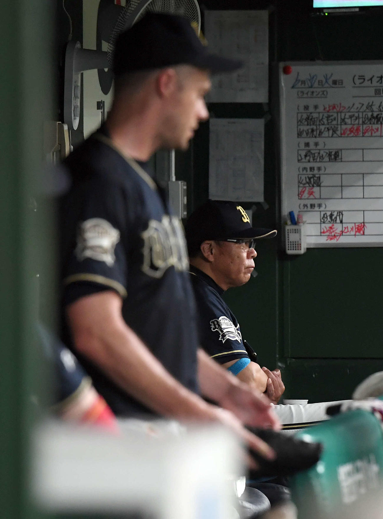 西武対オリックス　4回途中で先発アルバース（手前）を下げたオリックス西村監督（撮影・たえ見朱実）
