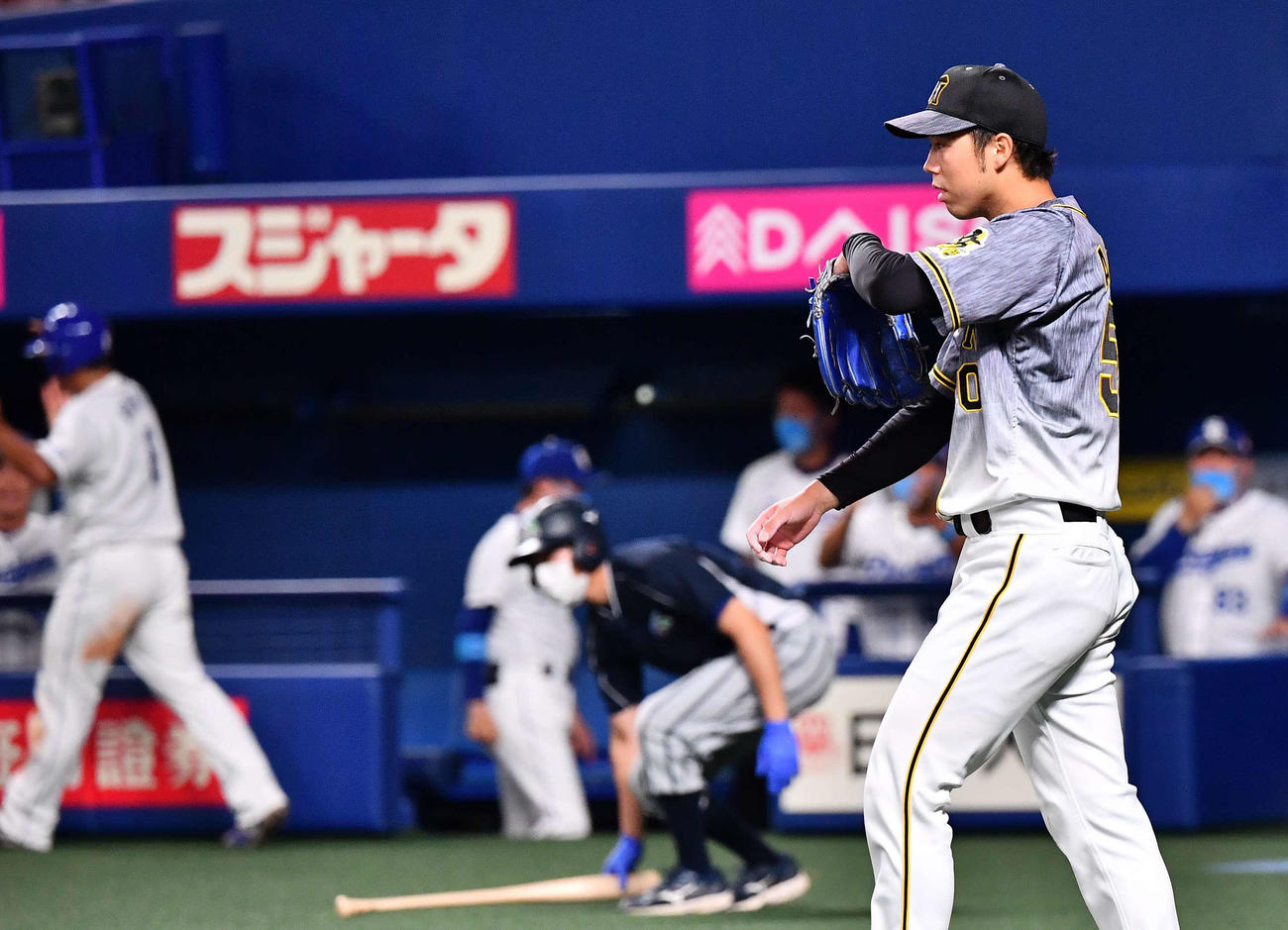 中日対阪神　6回裏中日2死一、二塁、阿部の右前適時打で平田（左）の生還を許す青柳（撮影・上田博志）