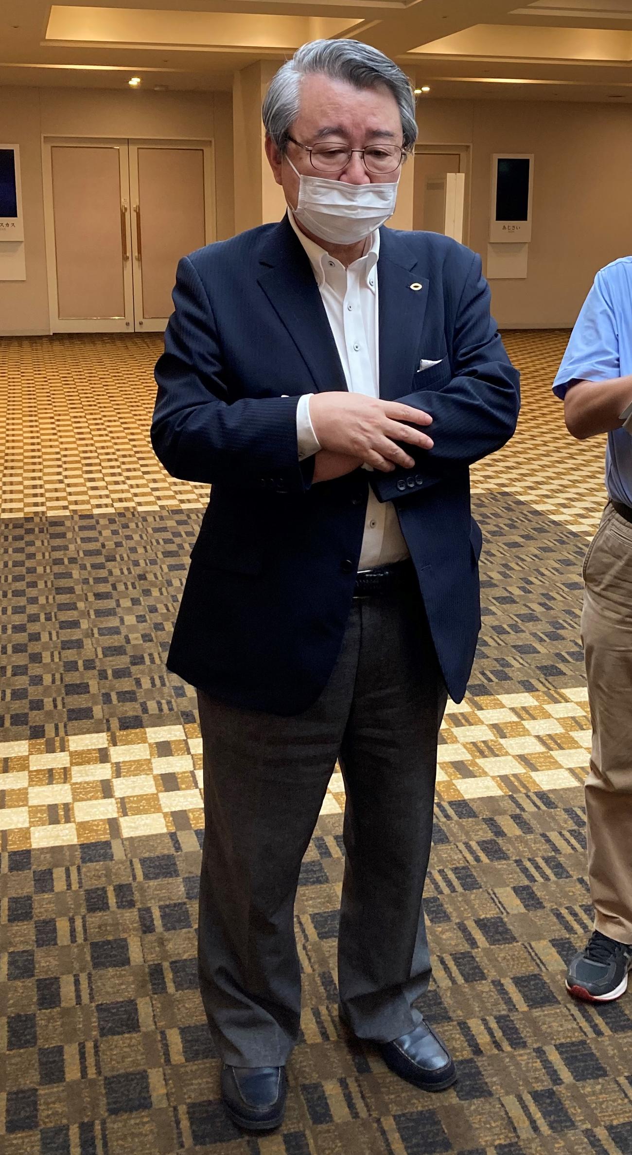 今秋リーグ戦の開催方針などを説明する東都大学野球連盟の福原理事長（撮影・古川真弥）