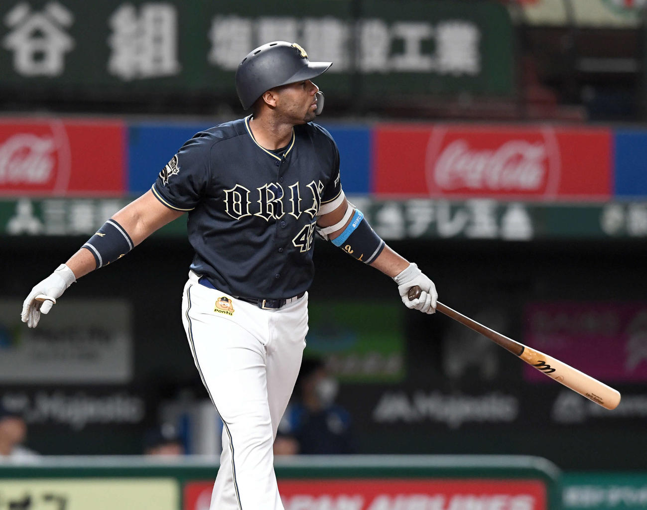西武対オリックス　7回表オリックス無死二塁、左越えに2点本塁打を放つロドリゲス（撮影・たえ見朱実）