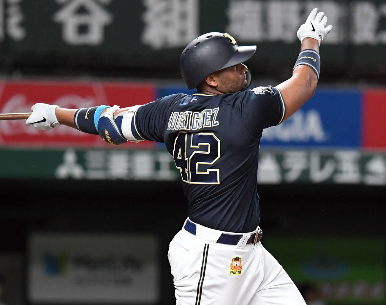 西武対オリックス　7回表オリックス無死二塁、左越えに2点本塁打を放つロドリゲス（撮影・たえ見朱実）